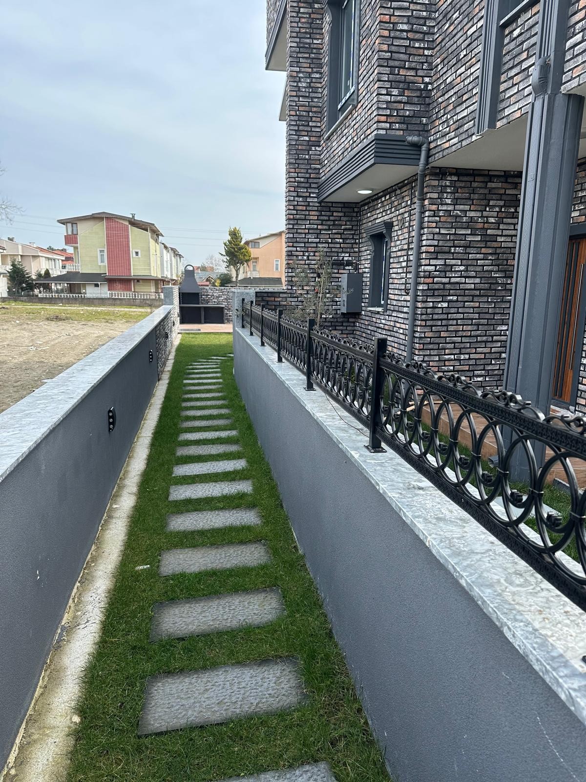DENİZE 50 METRE, TAŞ KONSEPT, BARBEKÜLÜ, HAVUZLU, EBEVEYN BANYOLU 3+1 TRİPLEKS VİLLA! KOCAALİ ALANDERE MH 