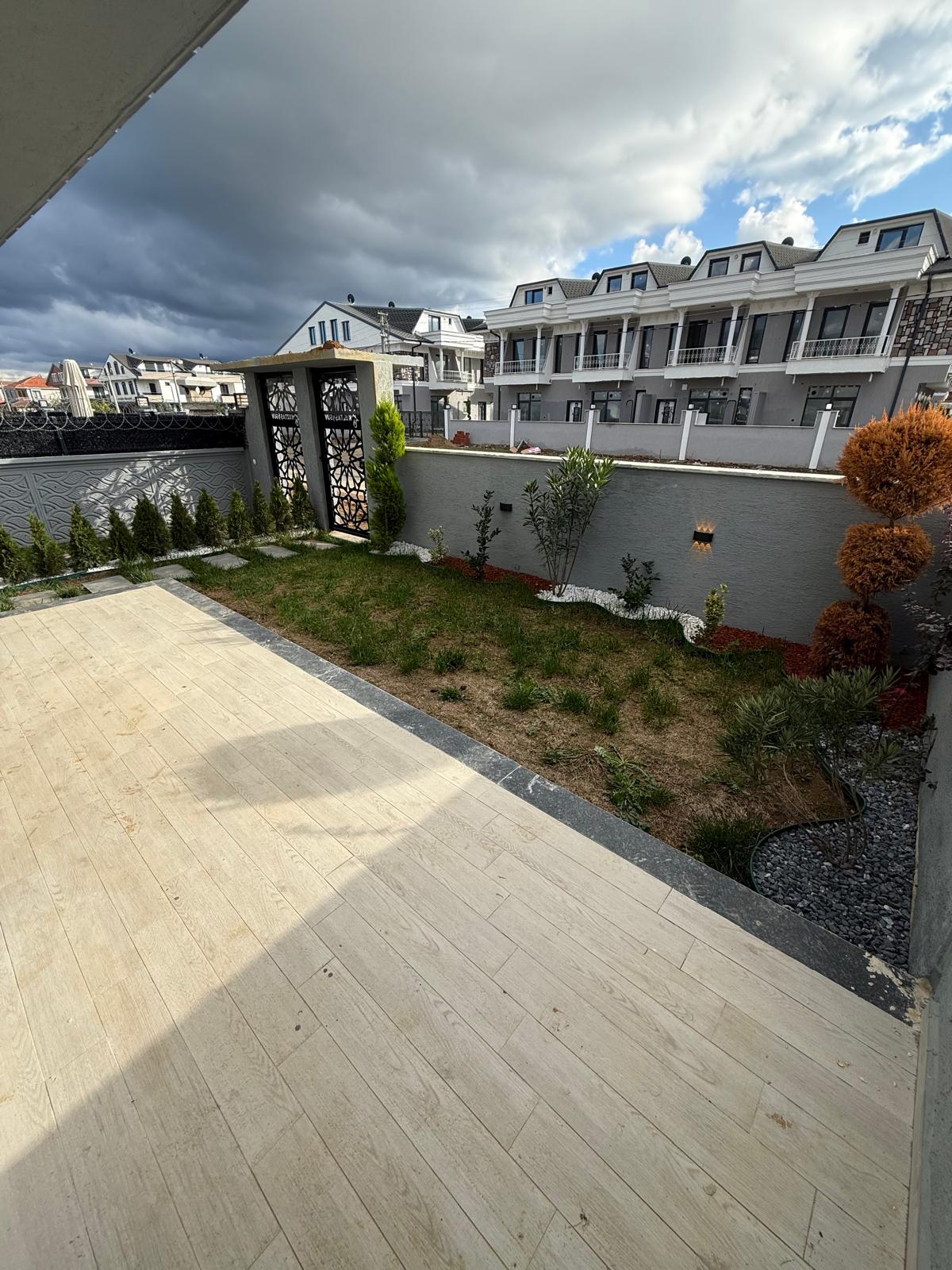 PLAJA 110METRE, ÖN CEPHE, LÜKS DİZAYN, EBEVEYN BANYO F/P TRİPLEKS 3+1 VİLLA! KOCAALİ ALANDERE MH