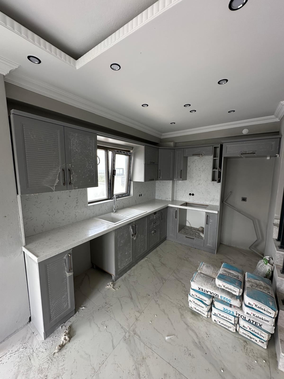 ALAÇATI TAŞ KONSEPT, DENİZ MANZARALI, ARKA CEPHE, HAVUZLU 3+1 TRİPLEKS VİLLA! KOCAALİ ALANDERE MH
