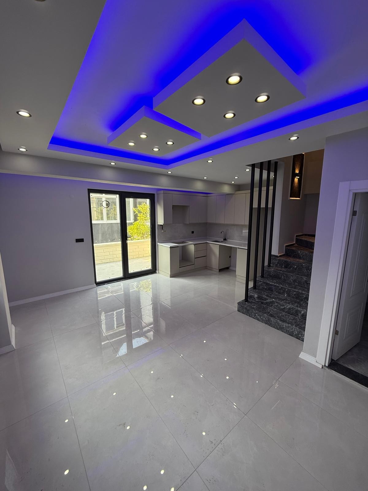 ALAÇATI TAŞ KONSEPT, MERKEZ PLAJ, EBEVEYN BANYO, YERDEN ISITMA, ARKA CEPHE  3+1 TRİPLEKS VİLLA! KOCAALİ YALI MH