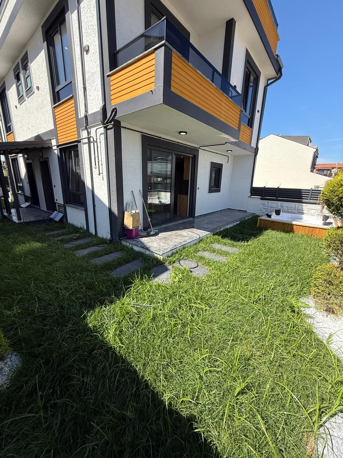 BAHÇE VE TERAS JAKUZİLİ, LÜKS DİZAYN, GENİŞ BAHÇE-BİNA KULLANIM ALANLI 3+1 TRİPLEKS VİLLA! KOCAALİ ALANDERE MH