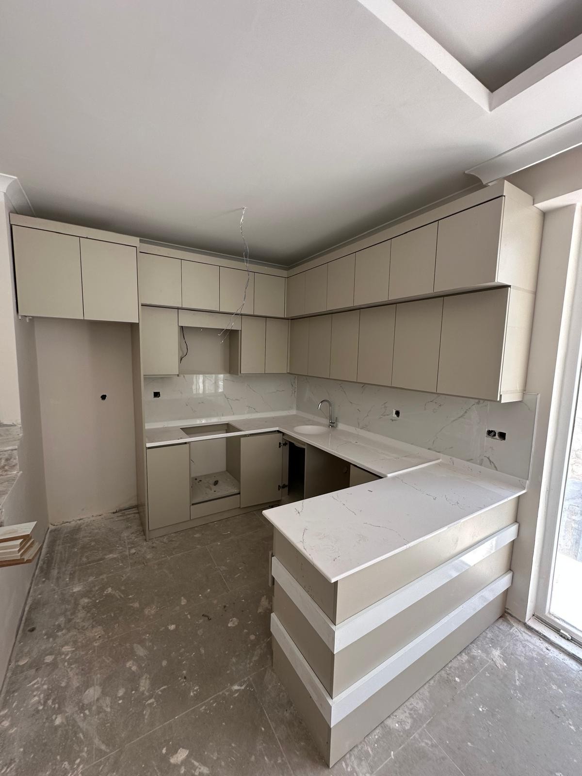 ALAÇATI TAŞ KONSEPT, HAVUZLU, MERKEZ PLAJ, YERDEN ISITMA, ARKA CEPHE 3+1 TRİPLEKS VİLLA! KOCAALİ YALI MH