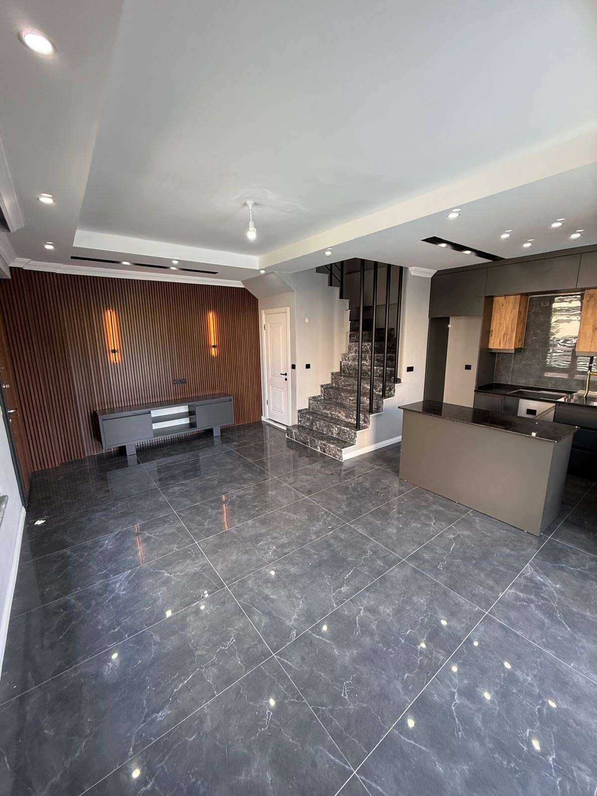 ULTRA GENİŞ BAHÇE, MERKEZ PLAJ, 145m2 KENDİNE AİT ARSASI, TAŞ KONSEPT, HAVUZLU 4+1 TRİPLEKS VİLLA! KOCAALİ YALI MH