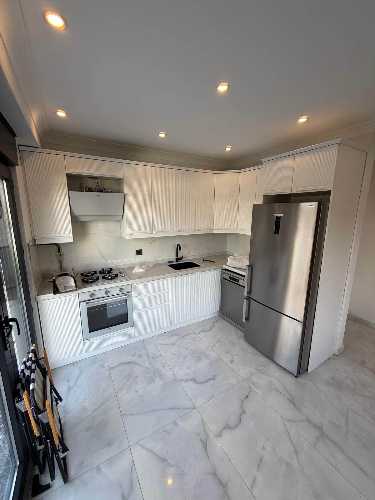 ARAÇ ŞARJ İSTASYONLU, KÖŞE PARSEL, MERKEZ PLAJ, OTURUMA HAZIR, ULTRA GENİŞ BAHÇE 3+1 TRİPLEKS VİLLA! KOCAALİ YALI MH