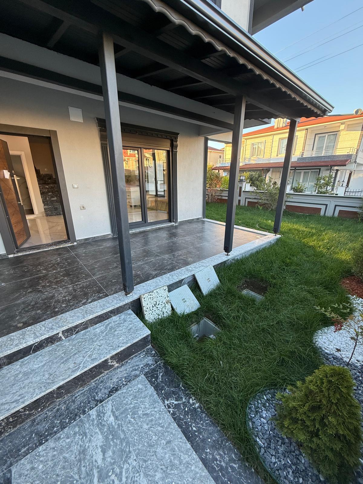 KÖŞE PARSEL, ULTRA GENİŞ BAHÇE, MERKEZ PLAJ, AYRI KONSEPT MUTFAK  4+1 TRİPLEKS VİLLA! KOCAALİ YALI MH