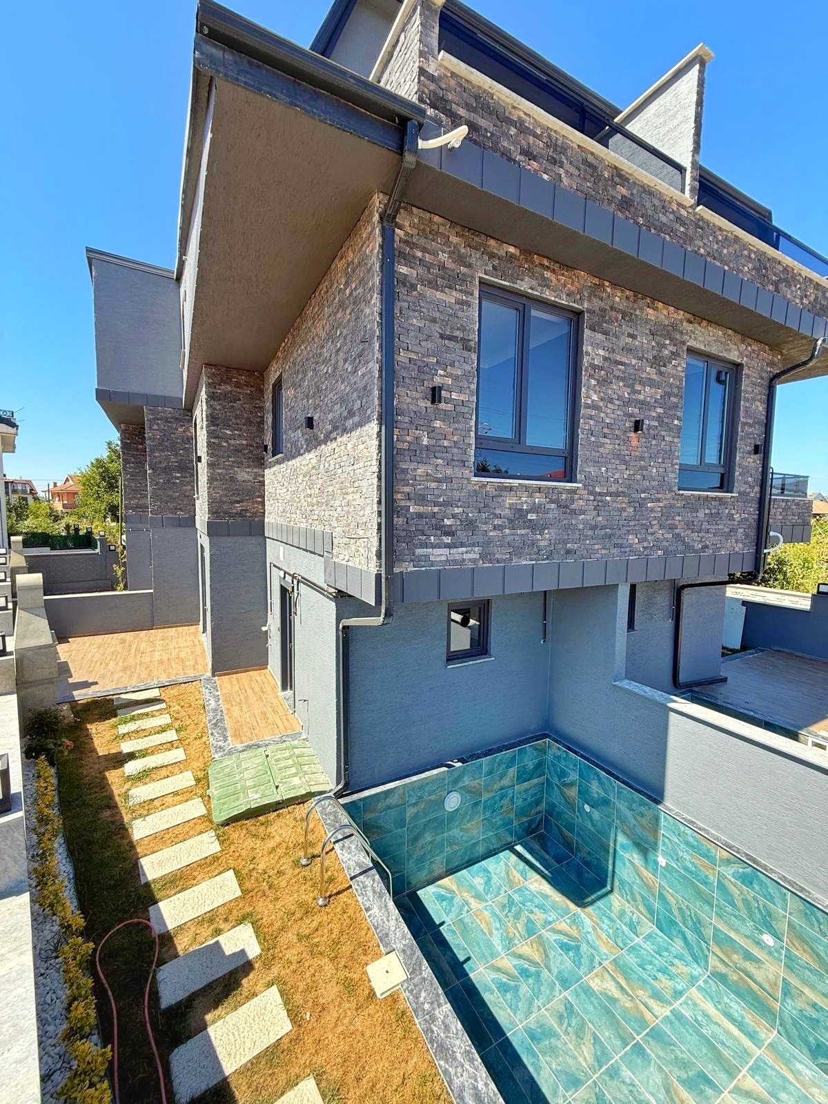 HAVUZLU, YOLA CEPHE, YERDEN ISITMA, KOMPLE GRANİT ZEMİN, PLAJA 300METRE 4+1 TRİPLEKS VİLLA! KOCAALİ ALANDERE MH