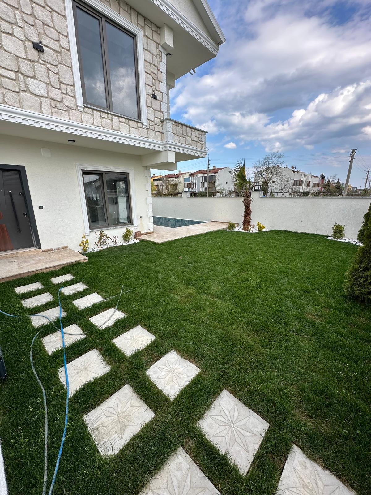 ALAÇATI TAŞ KONSEPT, DENİZ MANZARALI, ARKA CEPHE, HAVUZLU 3+1 TRİPLEKS VİLLA! KOCAALİ ALANDERE MH