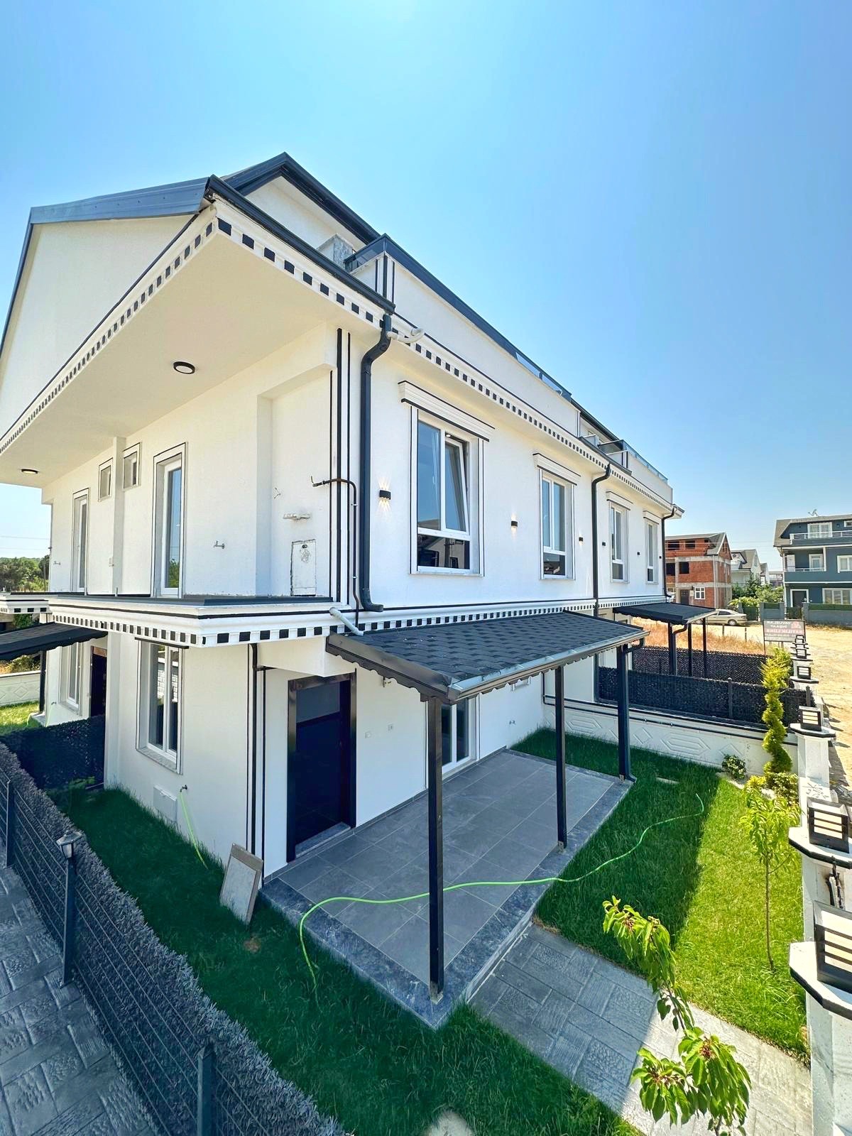 ÖN CEPHE, EBEVEYN BANYO, MÜSTAKİL GİRİŞ, MÜSTAKİL BAHÇE, VERANDALI 3+1 TRİPLEKS VİLLA! KOCAALİ ALANDERE MH