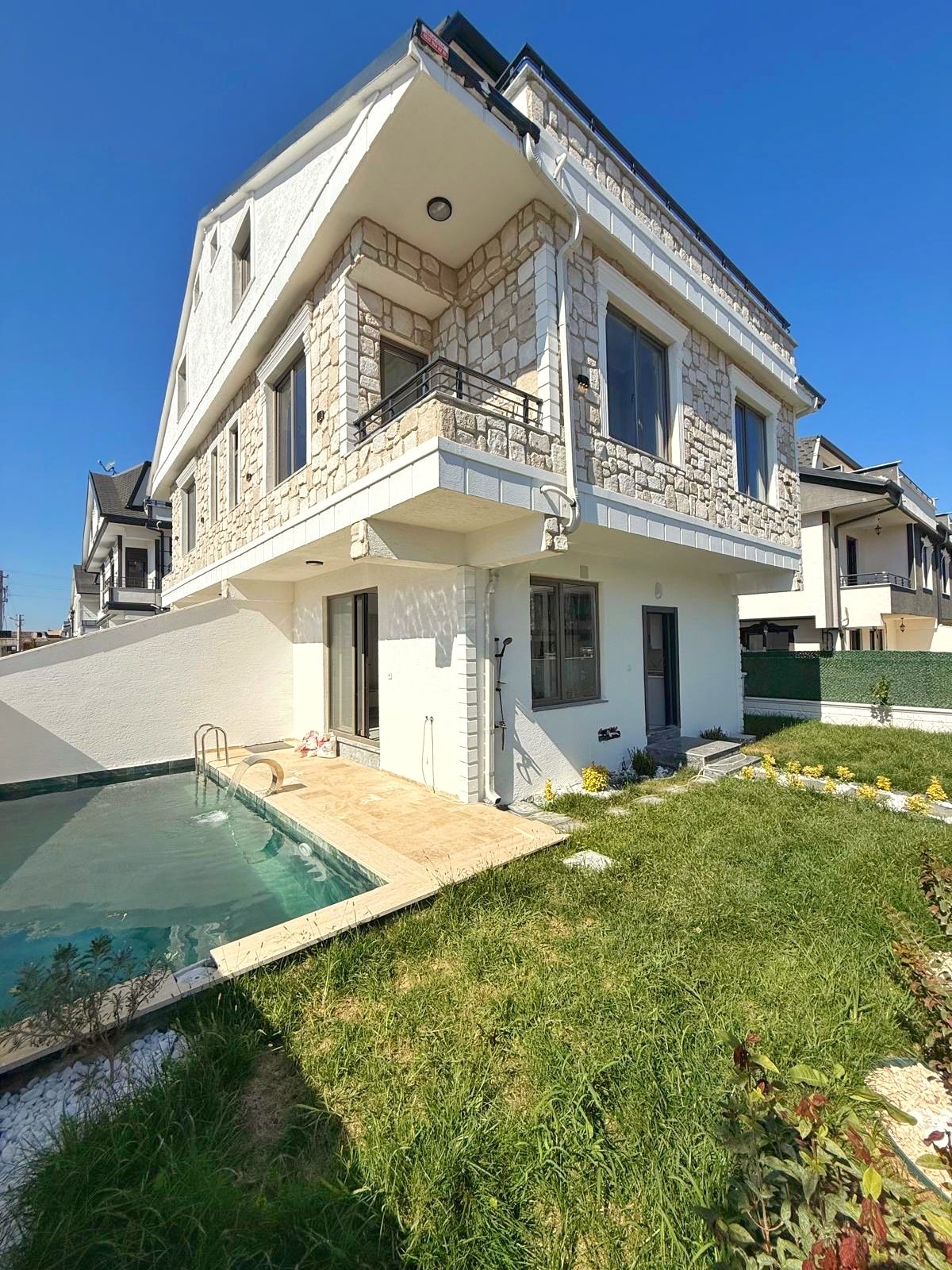 KÖŞE PARSEL, MERKEZ PLAJ, ULTRA GENİŞ BAHÇE, HAVUZLU, EBEVEYN BANYOLU, ALAÇATI TAŞ KONSEPT 4+1 TRİPLEKS VİLLA! KOCAALİ YAYLA MH