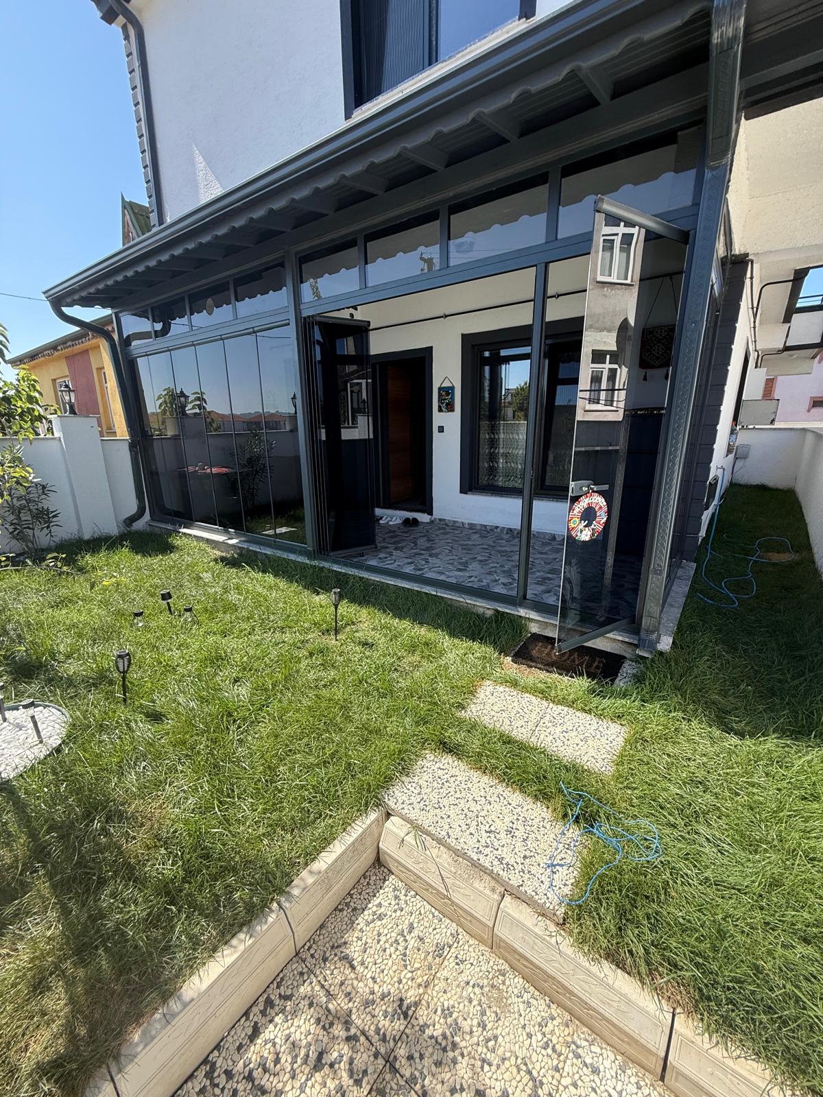 MERKEZ PLAJ, CAM BALKON TERAS, GENİŞ BİNA KULLANIM ALANLI, EBEVEYN BANYOLU, ÖN CEPHE 4+1 TRİPLEKS VİLLA! KOCAALİ YALI MH