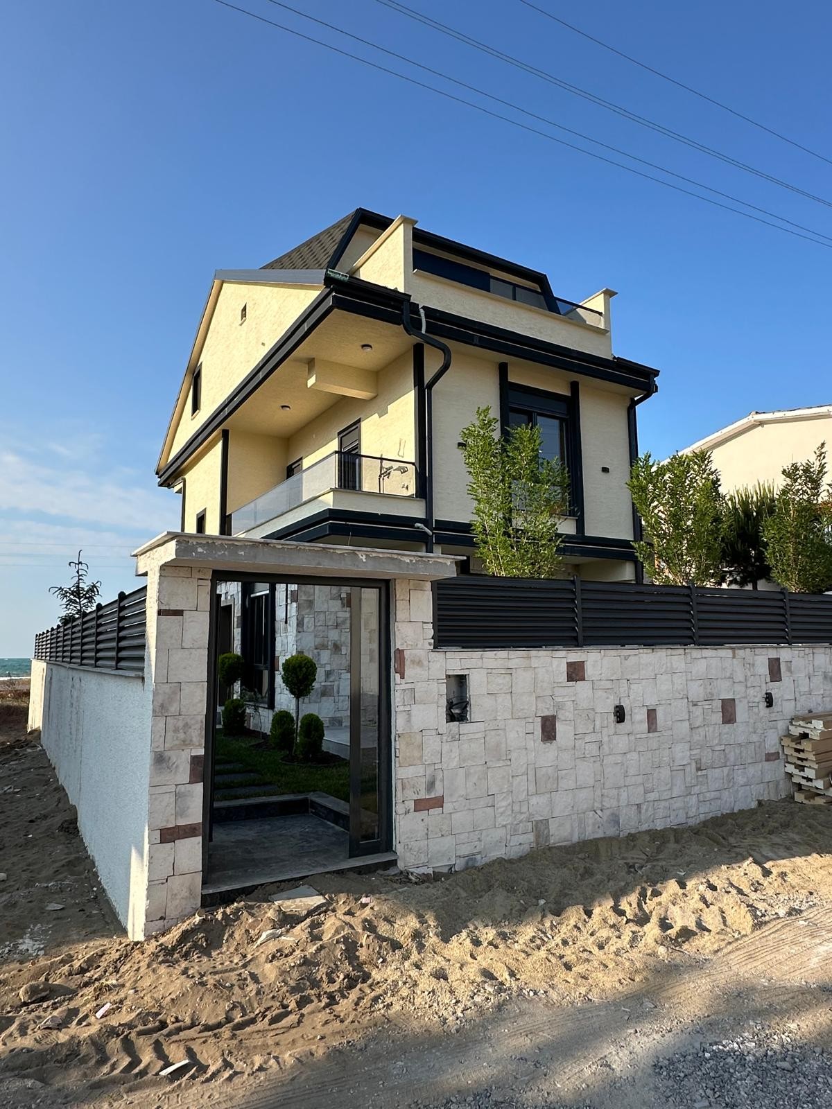 162m2 ARSA İÇİNDE TAM BAĞIMSIZ MÜSTAKİL, HER KAT DENİZ MANZARALI(3.PARSEL), ISITMALI HAVUZLU(40m2), MERKEZ PLAJ 4+1 TRİPLEKS VİLLA! KOCAALİ YALI MH