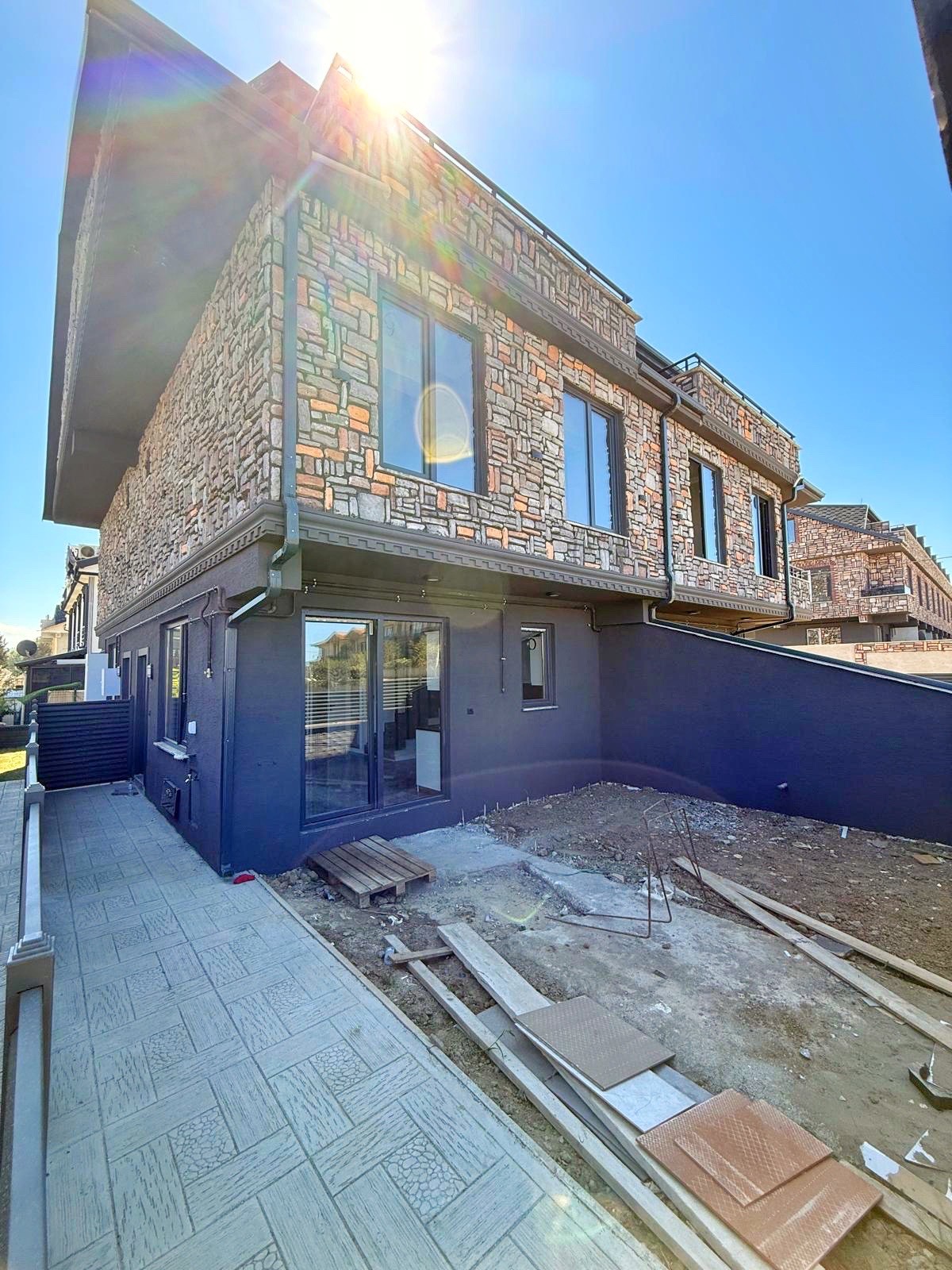 EMSALSİZ FIRSAT FİYATLI, MERKEZ PLAJ, HAVUZLU, ÖN CEPHE, LÜKS DİZAYN, PLAJA 225METRE 3+1 TRİPLEKS VİLLA! KOCAALİ YAYLA MH