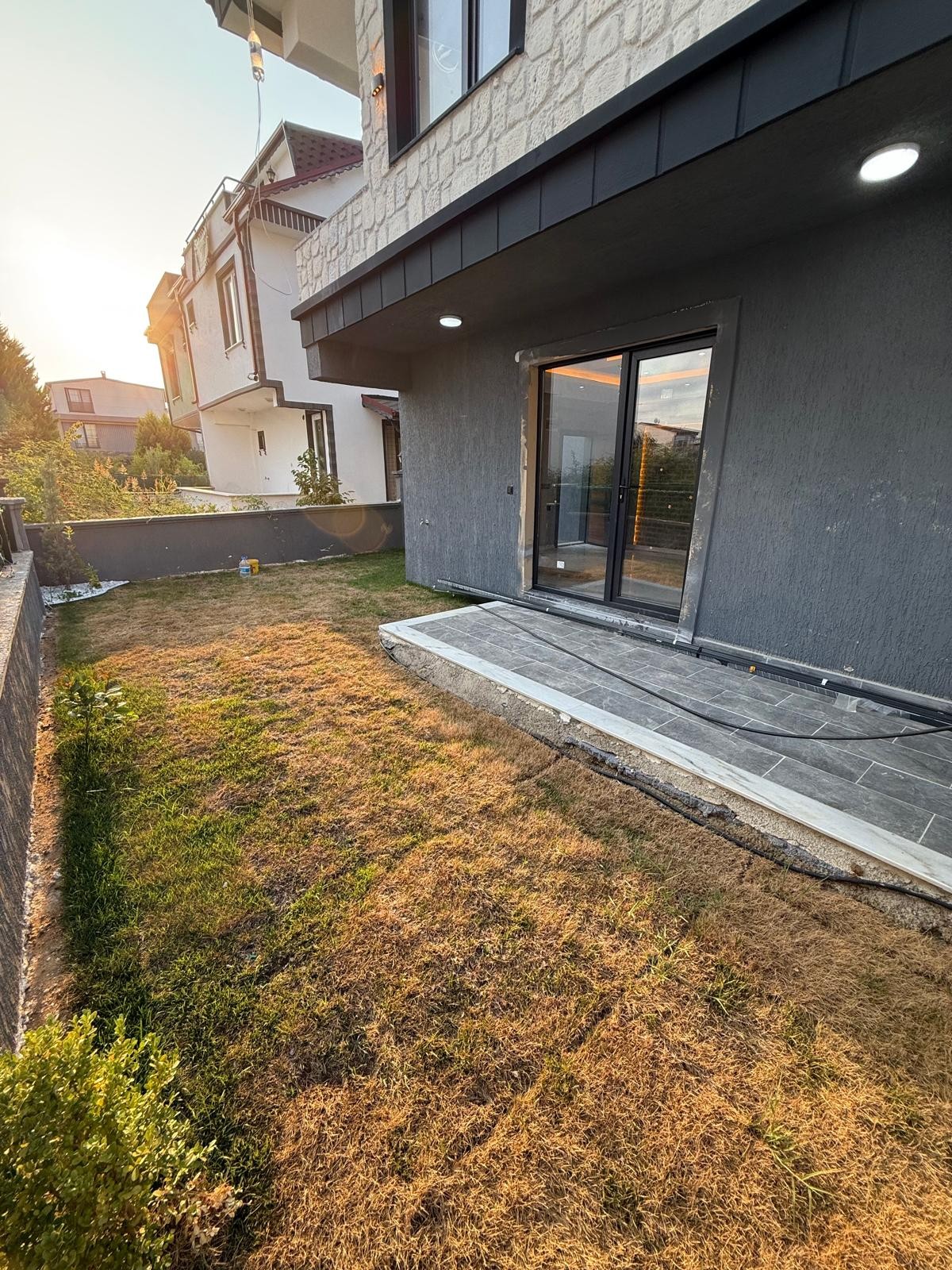 ARKA CEPHE, MÜSTAKİL GİRİŞ-BAHÇE, EBEVEYN BANYO 3+1 TRİPLEKS VİLLA! KOCAALİ ALANDERE MH