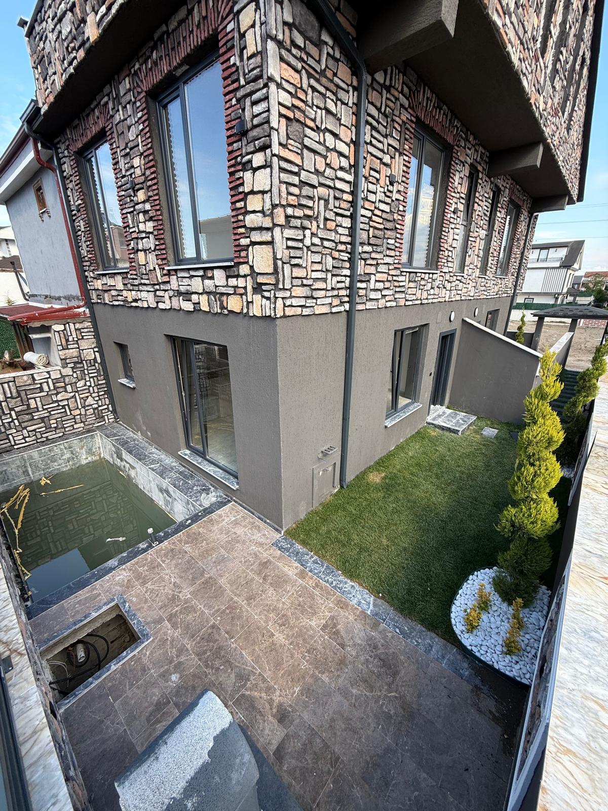 MERKEZ PLAJ-PLAJA 110 METRE, LÜKS DİZAYN, HAVUZLU, BARBEKÜLÜ 3+1 TRİPLEKS VİLLA! KOCAALİ YAYLA MH