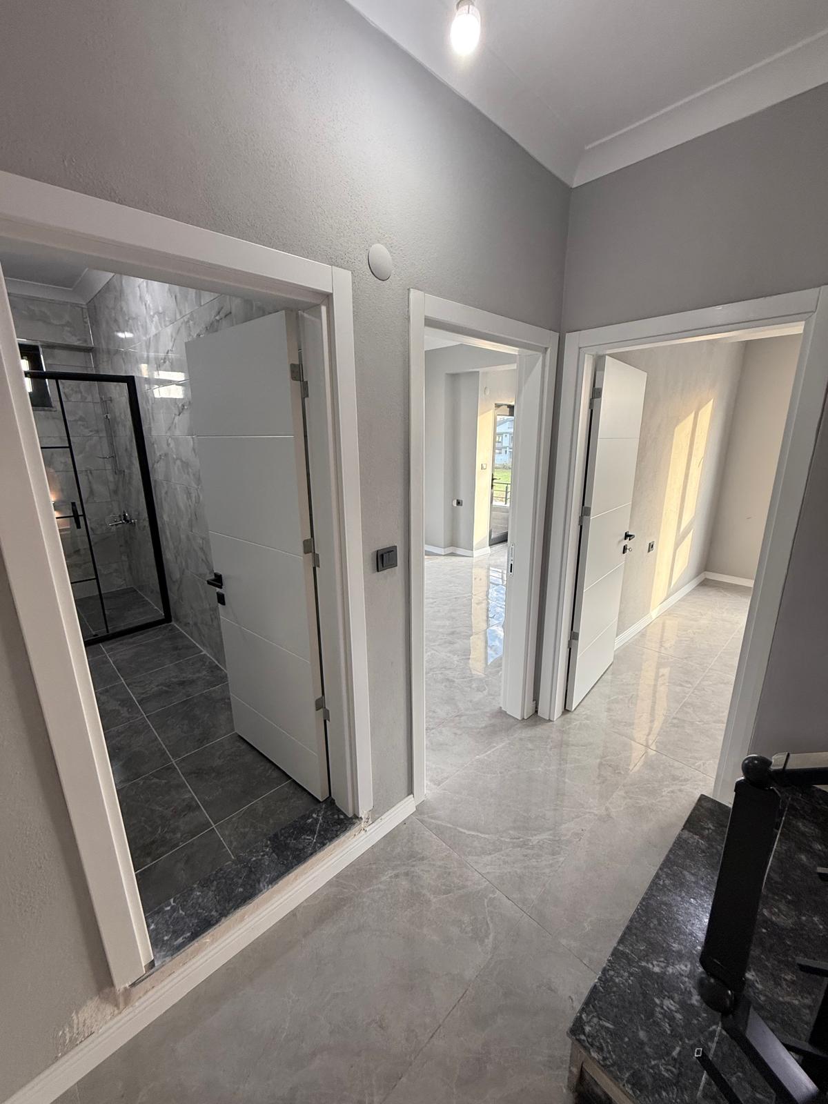 MERKEZ PLAJ, ÖN CEPHE, LÜKS DİZAYN, 105m2 KENDİNE AİT ARSASI, EBEVEYN BANYO 3+1 TRİPLEKS VİLLA! KOCAALİ YALI MH