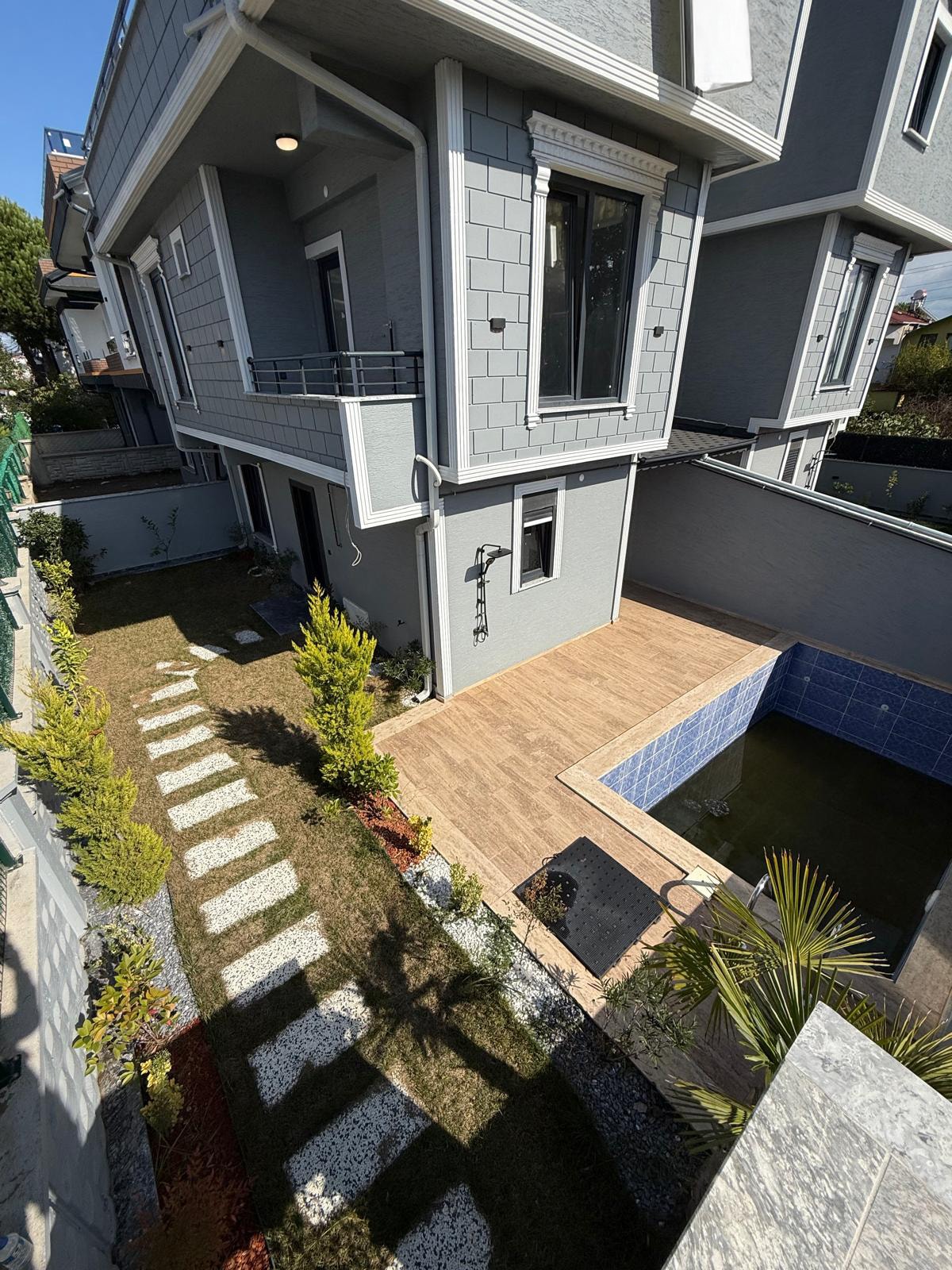 HAVUZLU, AYRI MUTFAK KONSEPT, MÜSTAKİL GİRİŞ-BAHÇE, EBEVEYN BANYOLU 4+1 TRİPLEKS VİLLA! KOCAALİ ALANDERE MH