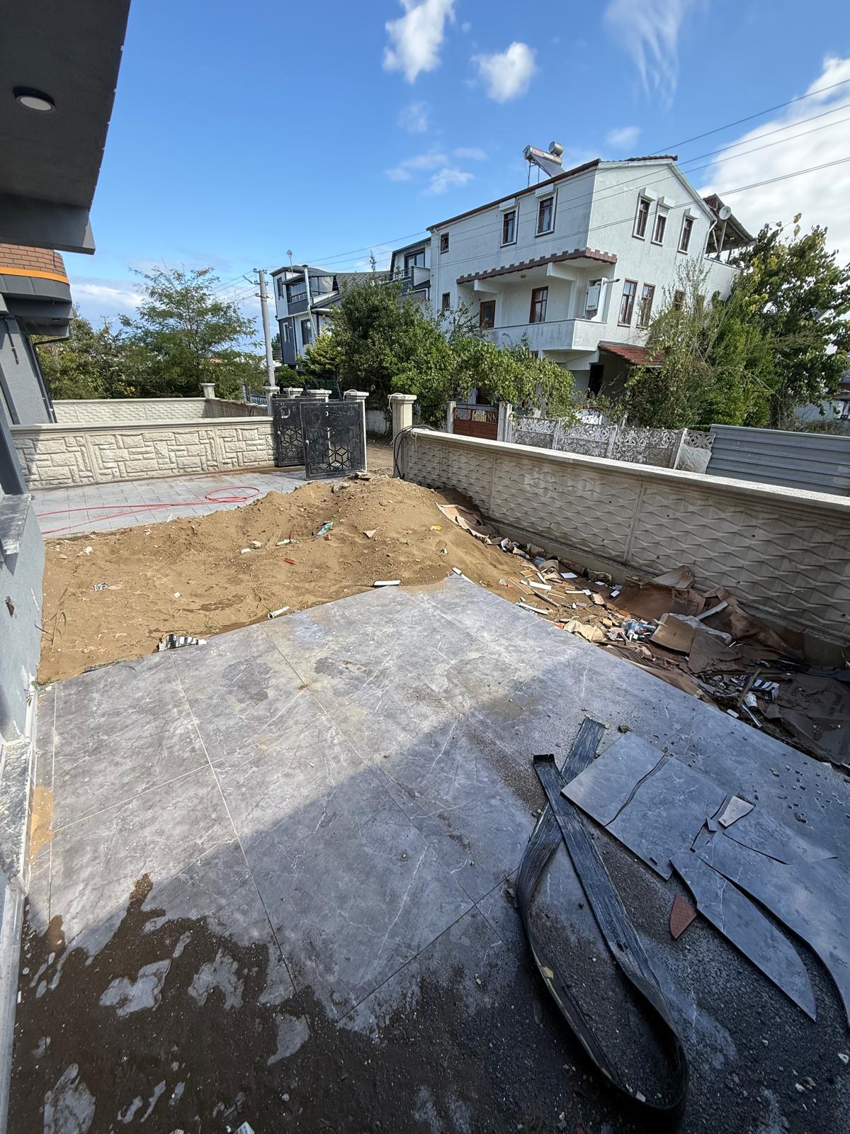 ÖN CEPHE, GENİŞ BİNA-BAHÇE ALANLI, LÜKS DİZAYN, YERDEN ISITMA 3+1 TRİPLEKS VİLLA! KOCAALİ ALANDERE MH