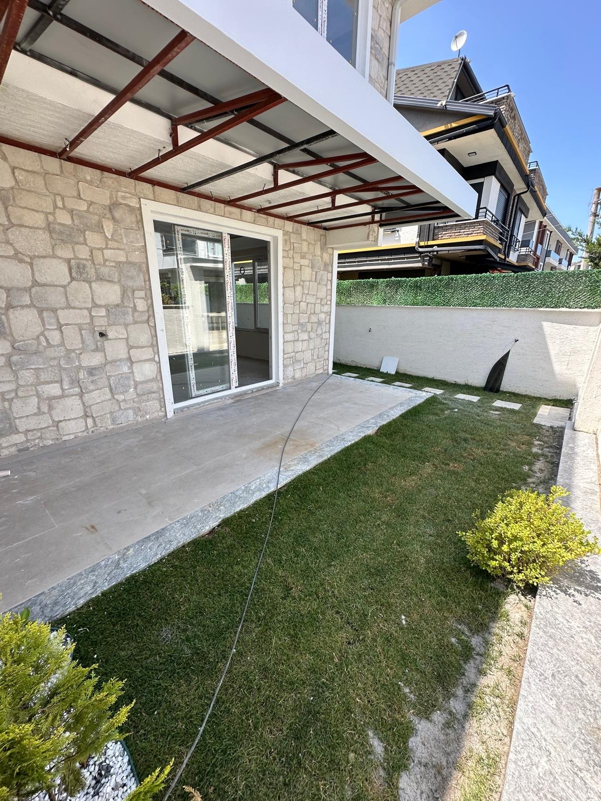 ALAÇATI TAŞ KONSEPT, MERKEZ PLAJ, YERDEN ISITMA, ÖN CEPHE 3+1 TRİPLEKS VİLLA! KOCAALİ YALI MH