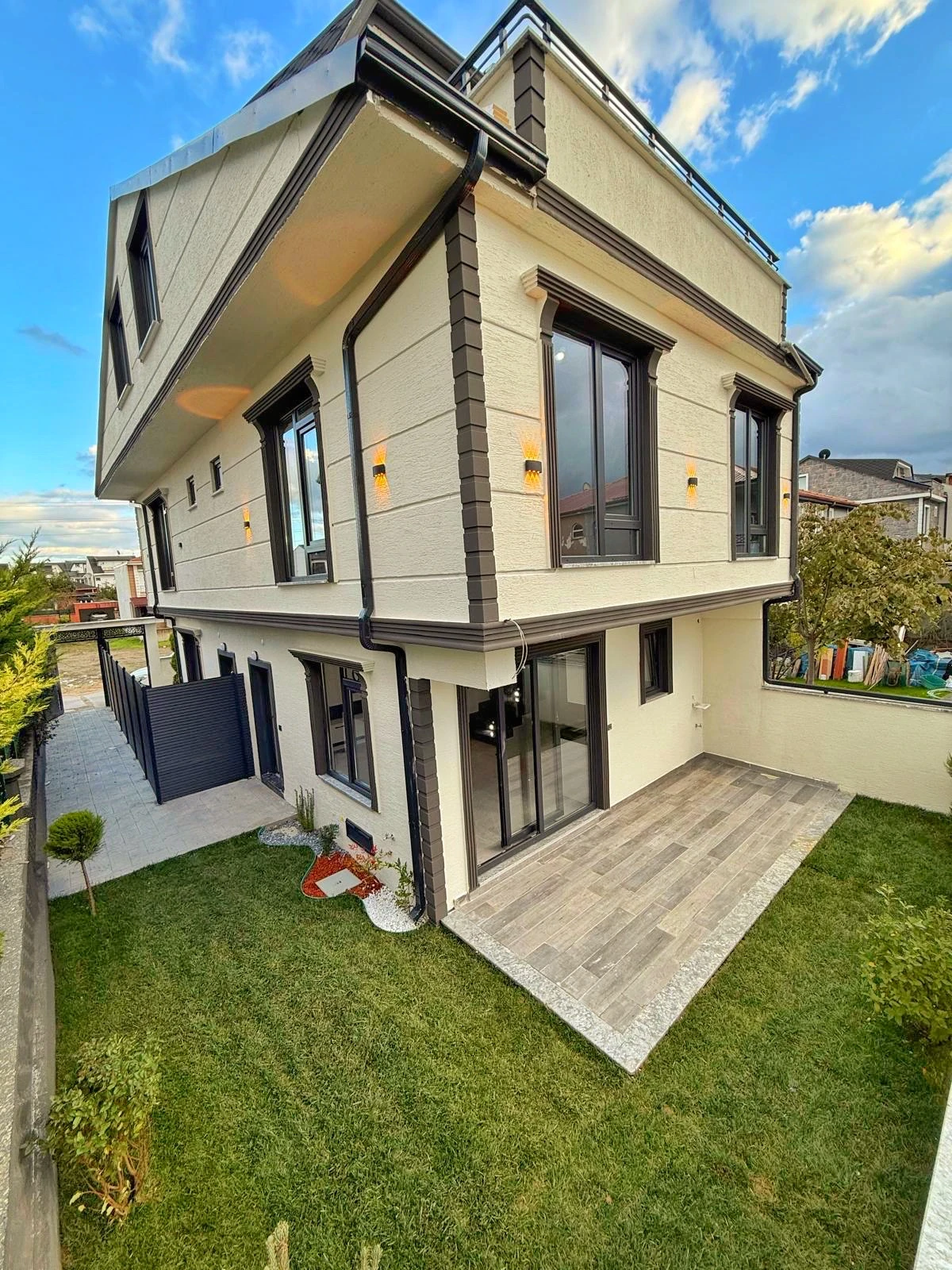 ARKA CEPHE, DENİZ MANZARALI TERAS, LÜKS DİZAYN, YERDEN ISITMA, EBEVEYN BANYOLU 3+1 TRİPLEKS VİLLA! KOCAALİ ALANDERE MH