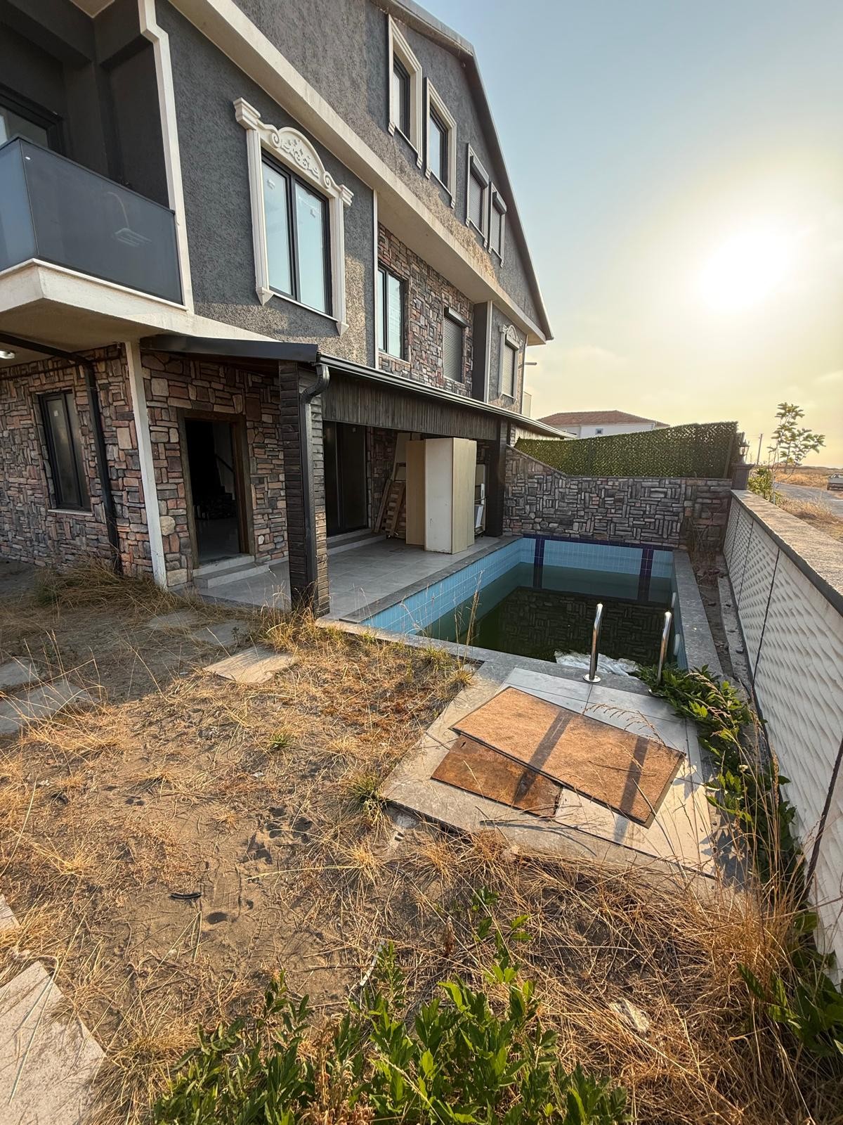 DENİZE SIFIR, 376M2 ARSA İÇİNDE, KÖŞE PARSEL 5+1 TRİPLEKS VİLLA! KOCAALİ ALANDERE MH