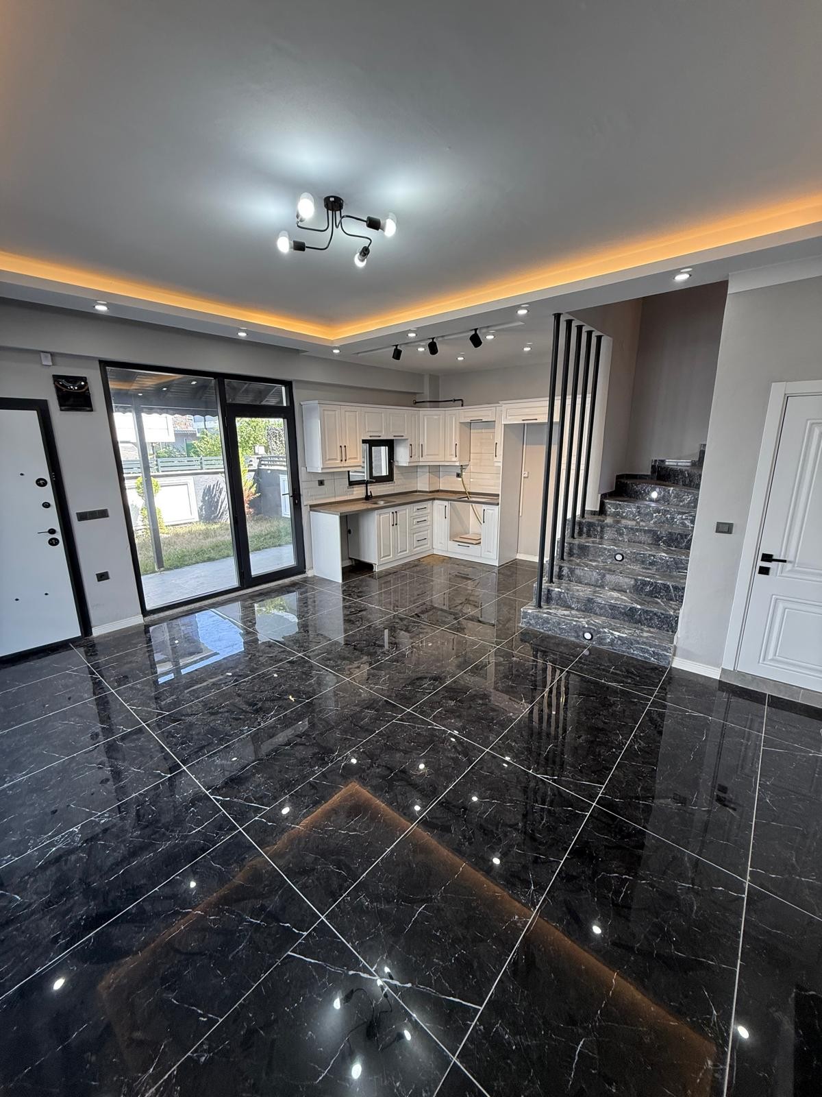 LÜKS DİZAYN, GENİŞ BAHÇE, ARKA CEPHE, VERANDALI, EBEVEYN BANYOLU 3+1 TRİPLEKS VİLLA! KOCAALİ ALANDERE MH