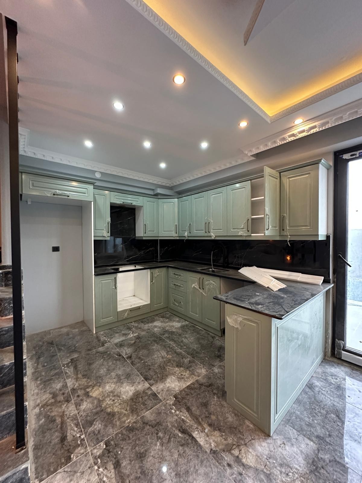 ÖN-ARKA CEPHE SEÇENEKLİ, ULTRA GENİŞ BAHÇE, HAVUZLU, EBEVEYN BANYOLU, 4+1 TRİPLEKS VİLLA! KOCAALİ ALANDERE MH