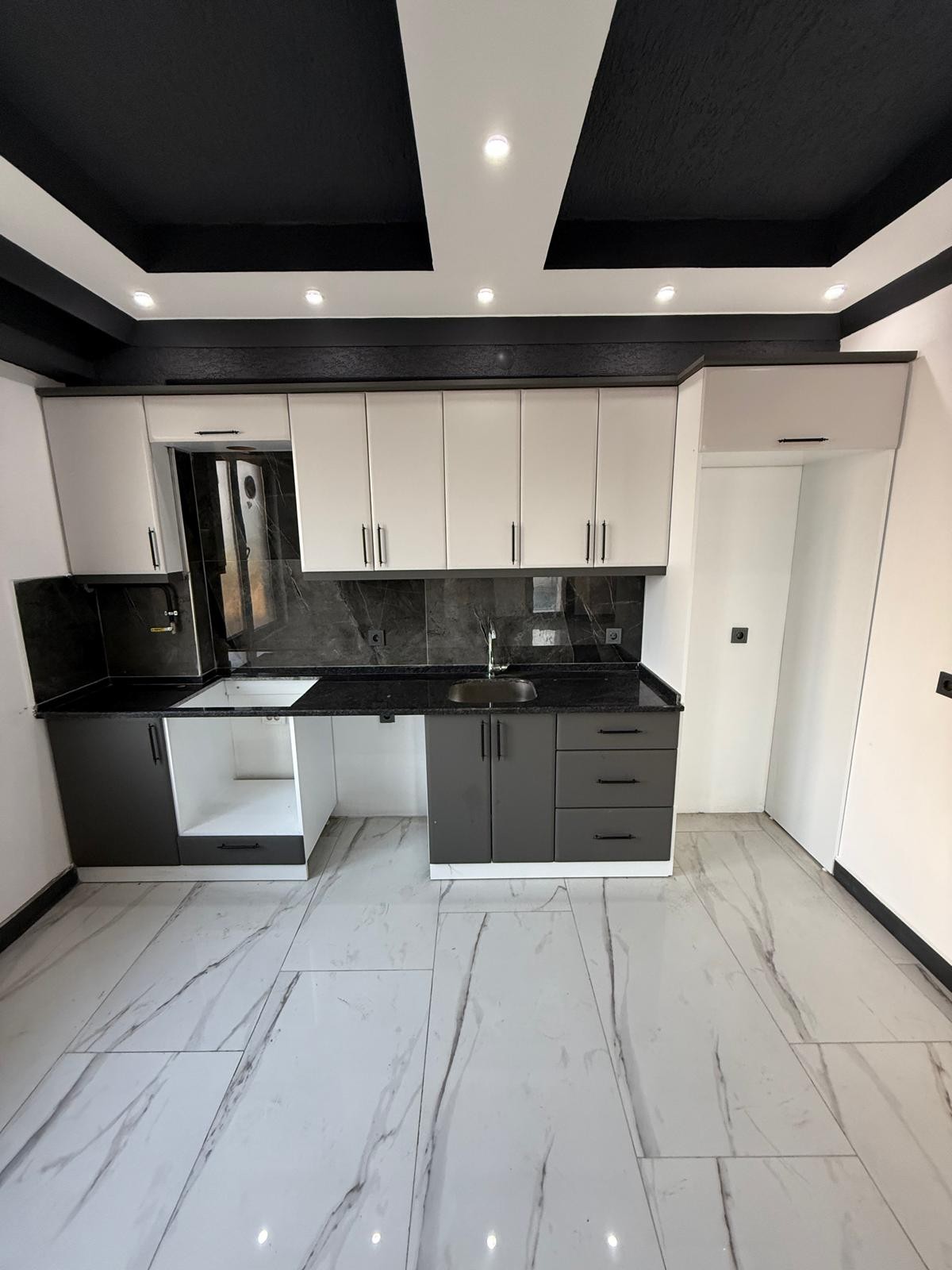 DENİZE SIFIR, 376M2 ARSA İÇİNDE, KÖŞE PARSEL 5+1 TRİPLEKS VİLLA! KOCAALİ ALANDERE MH