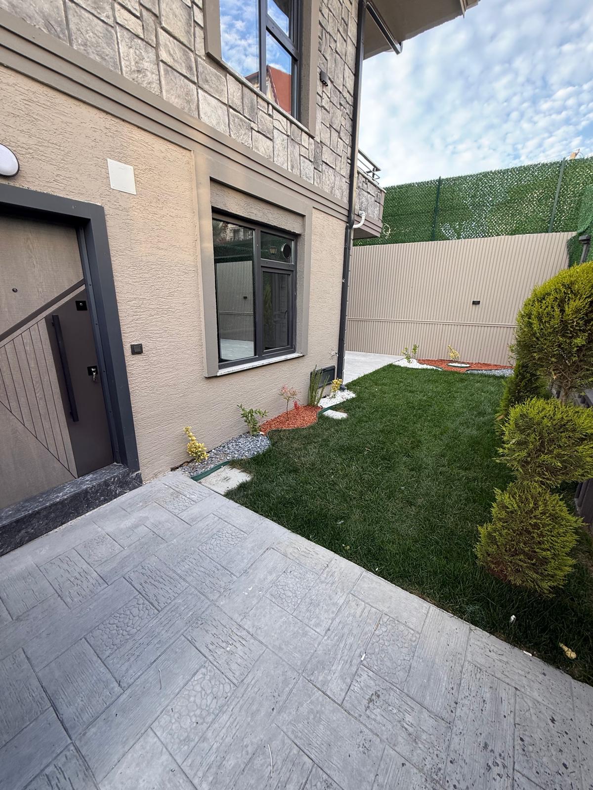 MERKEZ PLAJ, ARKA CEPHE, LÜKS DİZAYN, GENİŞ BAHÇE, 105m2 KENDİNE AİT ARSASI, EBEVEYN BANYO 3+1 TRİPLEKS VİLLA! KOCAALİ YALI MH