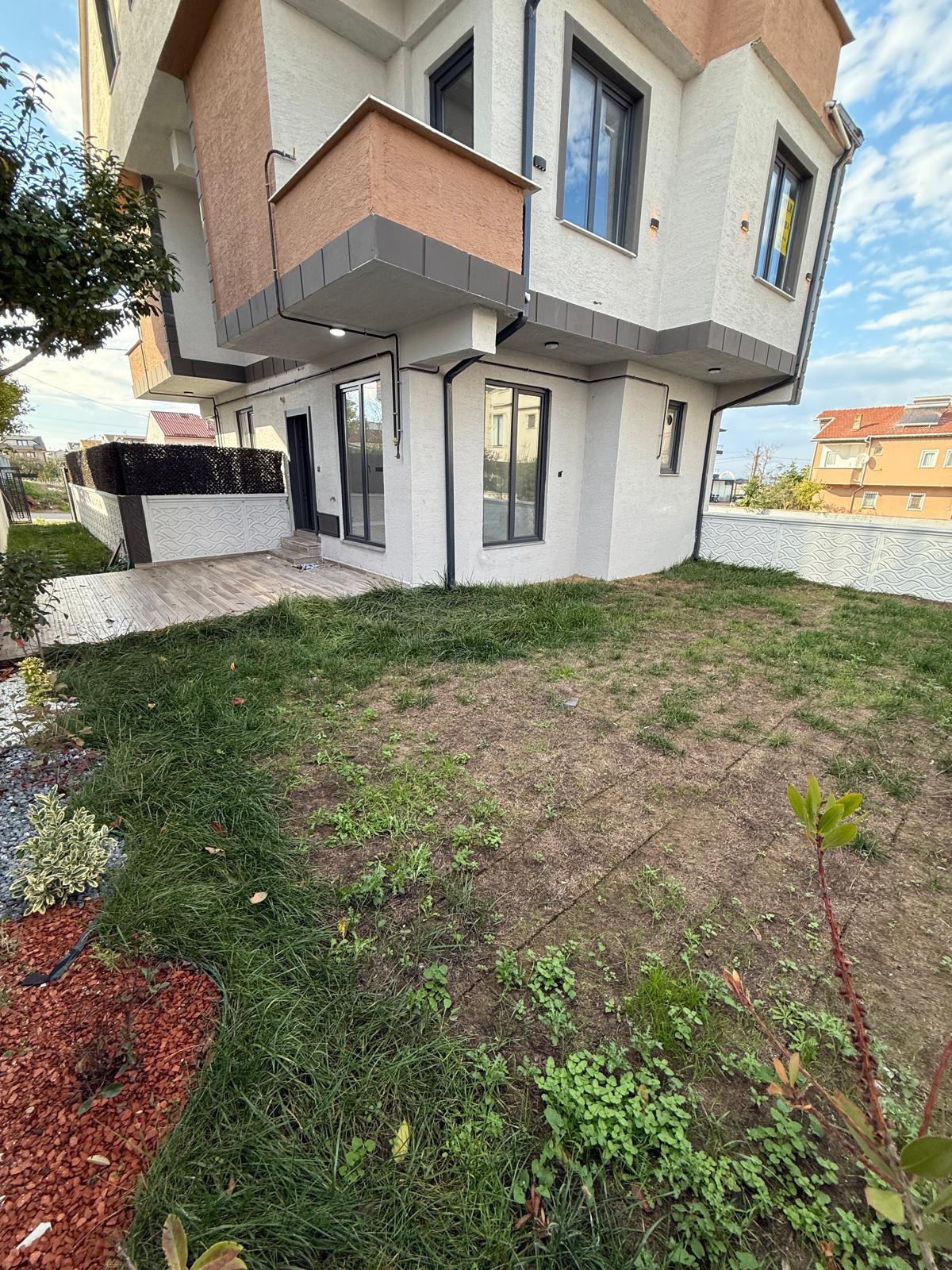 MERKEZ PLAJ, ULTRA GENİŞ BAHÇE, TERAS DENİZ MANZARALI, PLAJA 85METRE 3+1 TRİPLEKS VİLLA! KOCAALİ YAYLA MH