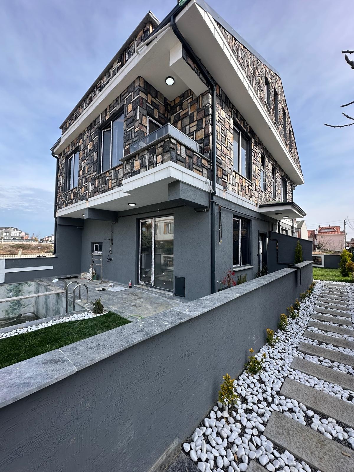 HAVUZLU, EBEVEYN BANYOLU JAKUZİLİ, ÖN-ARKA CEPHE SEÇENEKLİ, YERDEN ISITMA, LÜKS DİZAYN 3+1 TRİPLEKS VİLLA! KOCAALİ YALI MH