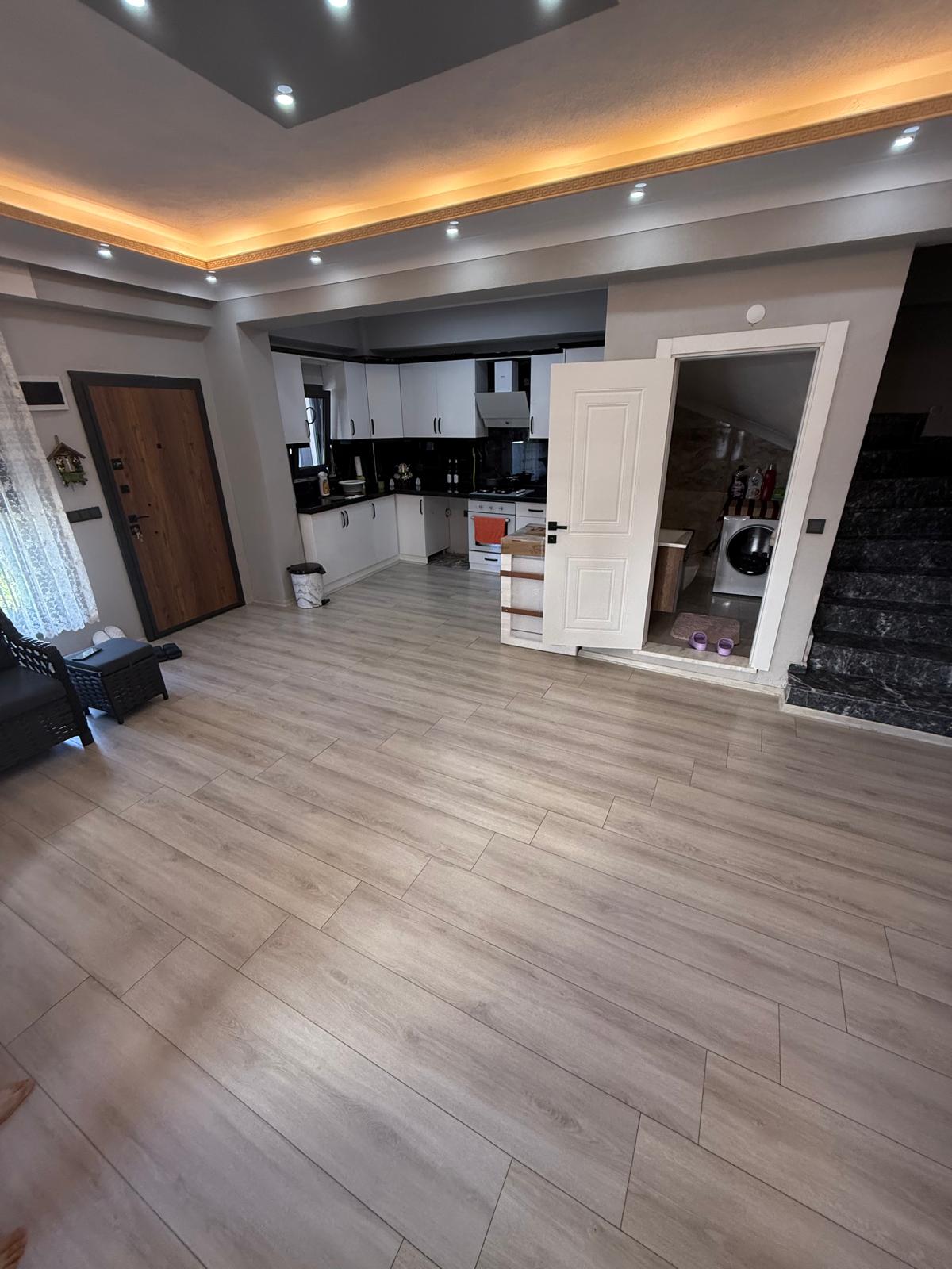 MERKEZ PLAJ, CAM BALKON TERAS, GENİŞ BİNA KULLANIM ALANLI, EBEVEYN BANYOLU, ÖN CEPHE 4+1 TRİPLEKS VİLLA! KOCAALİ YALI MH