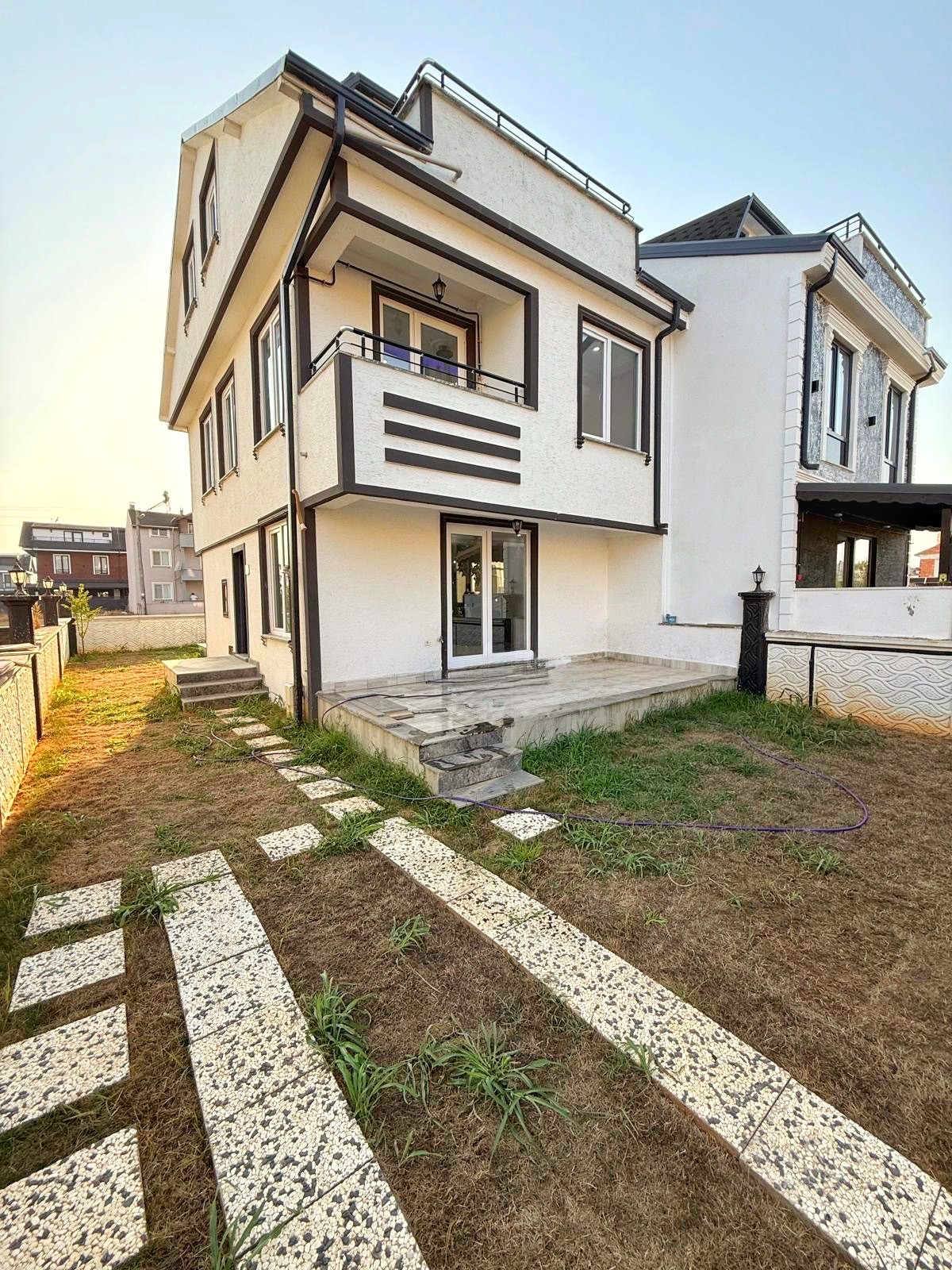 168m2 ARSA İÇİNDE TAM BAĞIMSIZ MÜSTAKİL, ULTRA GENİŞ BAHÇE, AYRI MUTFAK, 5+1 TRİPLEKS VİLLA! KOCAALİ ALANDERE MH