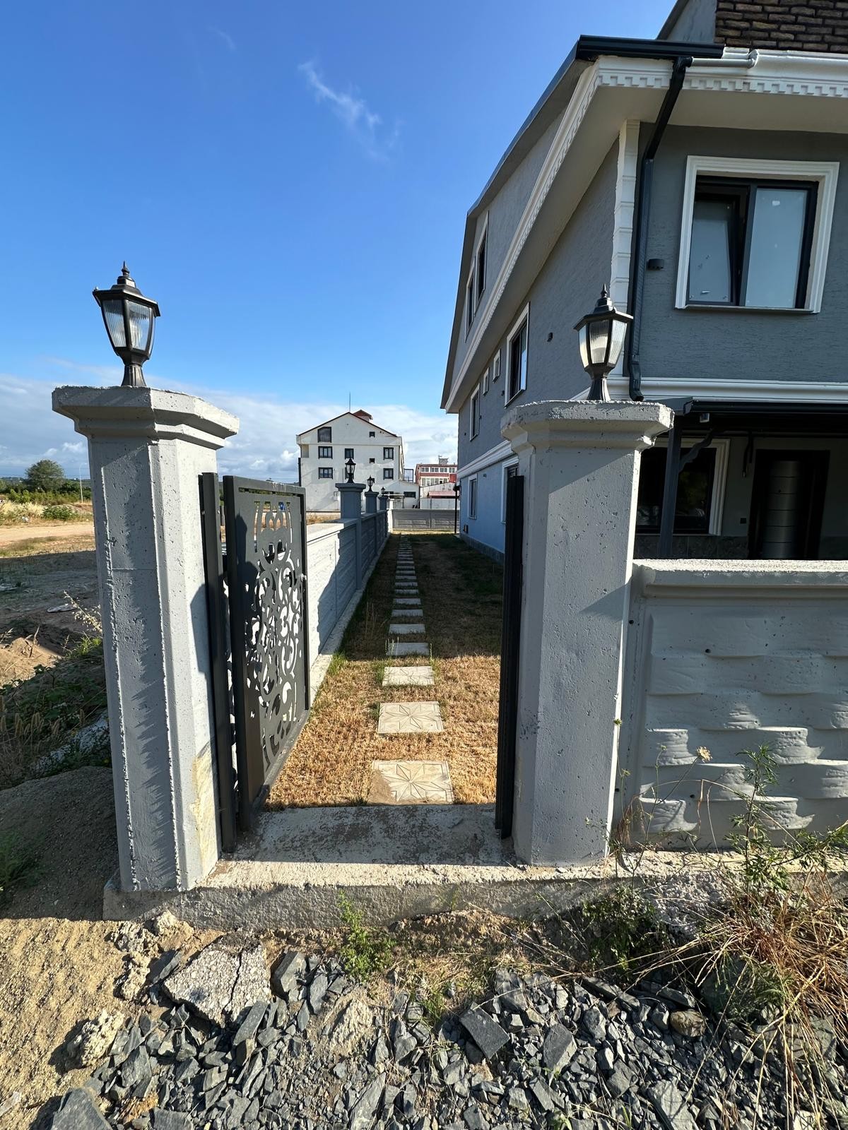 MERKEZ PLAJ, KOMPLE GRANİT ZEMİN, EBEVEYN BANYO, VERANDALI 3+1 TRİPLEKS VİLLA! KOCAALİ YAYLA MH