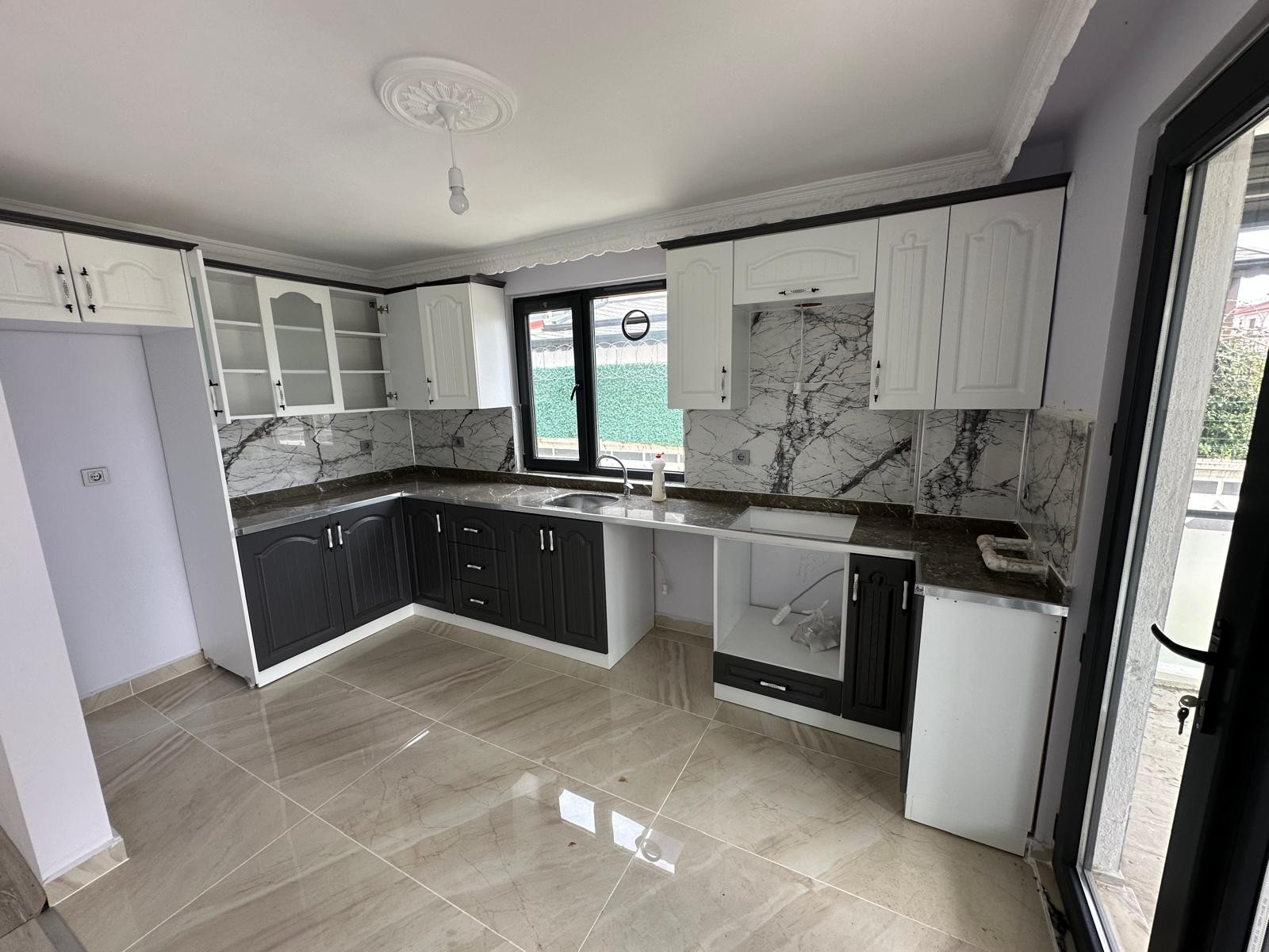 MÜSTAKİL GİRİŞLİ, GENİŞ BAHÇE ALANLI, EBEVEYN BANYOLU 3+1 TRİPLEKS VİLLA! KOCAALİ ALANDERE MH