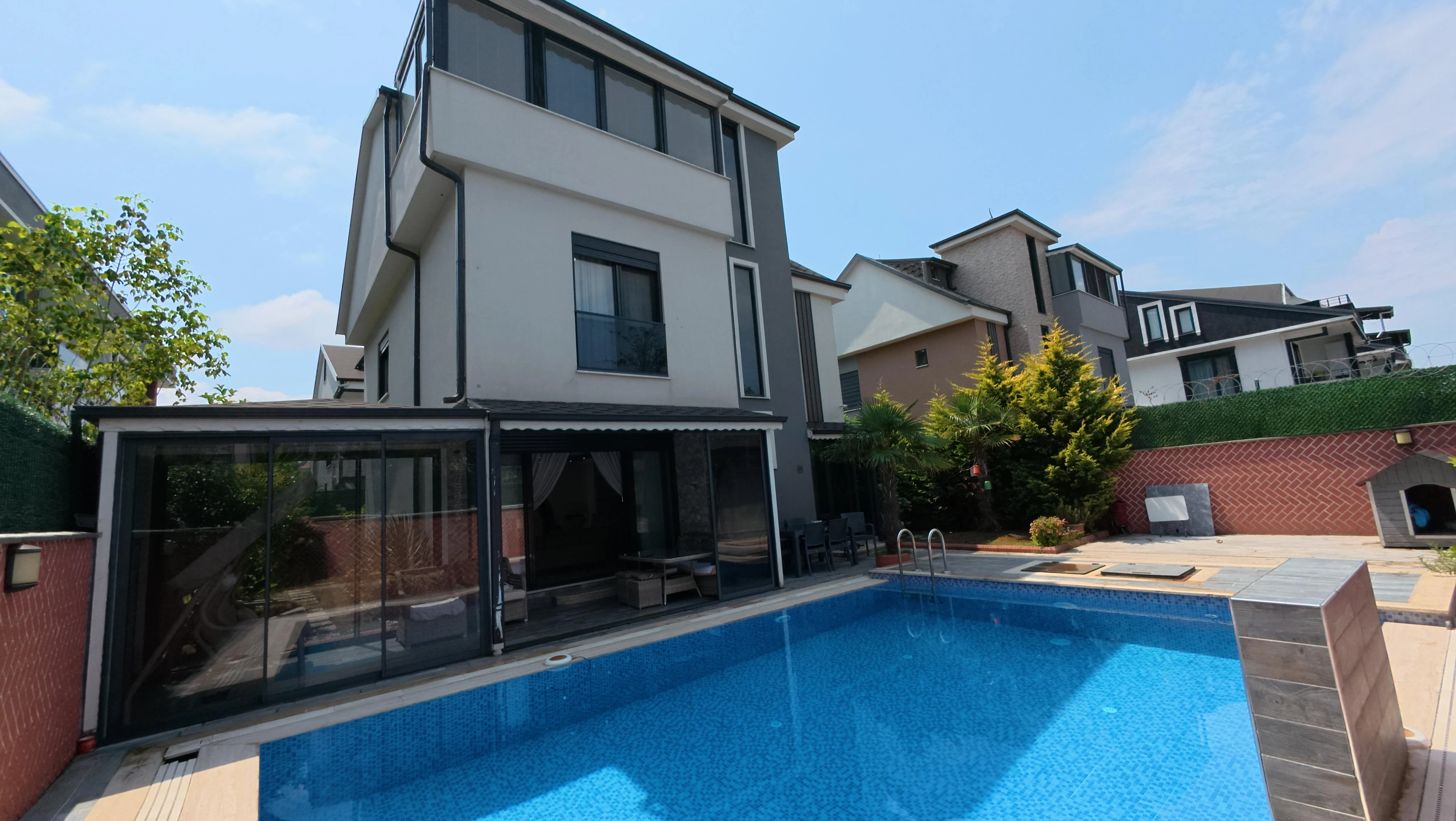 300m2 ARSA İÇİNDE TAM BAĞIMSIZ MÜSTAKİL! HAVUZLU, JAKUZİLİ, ULTRA GENİŞ BAHÇE, KENDİNE GARAJLI 4+1 TRİPLEKS VİLLA! KOCAALİ YALI MH