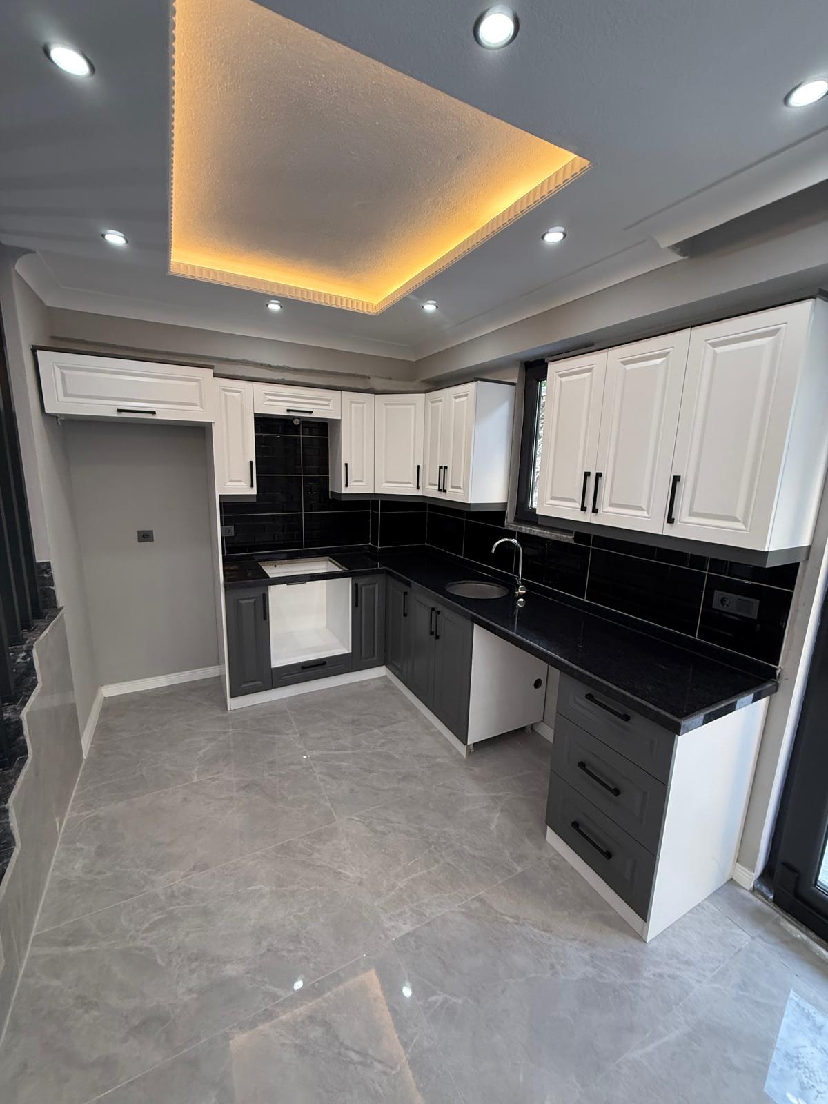 MERKEZ PLAJ, ARKA CEPHE, LÜKS DİZAYN, GENİŞ BAHÇE, 105m2 KENDİNE AİT ARSASI, EBEVEYN BANYO 3+1 TRİPLEKS VİLLA! KOCAALİ YALI MH