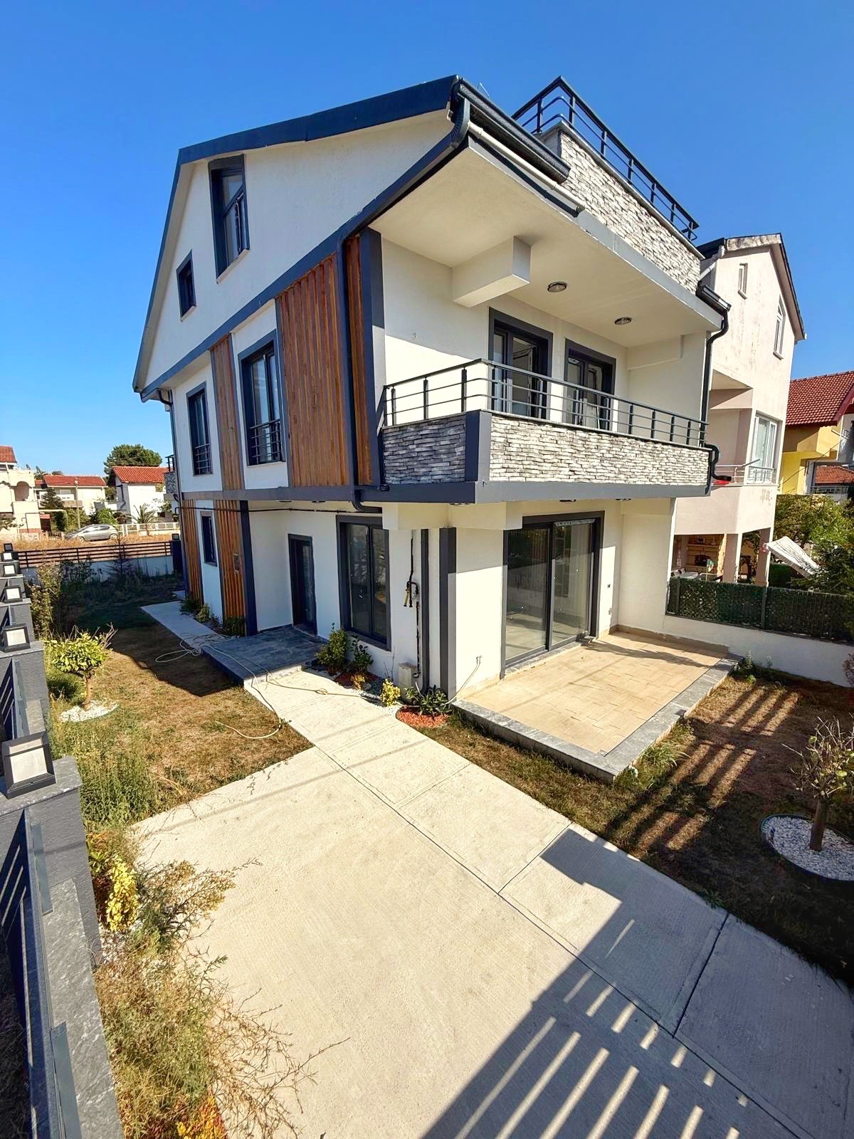 210m2 ARSA İÇİNDE, HER KAT DENİZ MANZARALI, 3 CEPHE ULTRA GENİŞ BAHÇE, TAM BAĞIMSIZ MÜSTAKİL 4+1 TRİPLEKS VİLLA! KOCAALİ ALANDERE MH