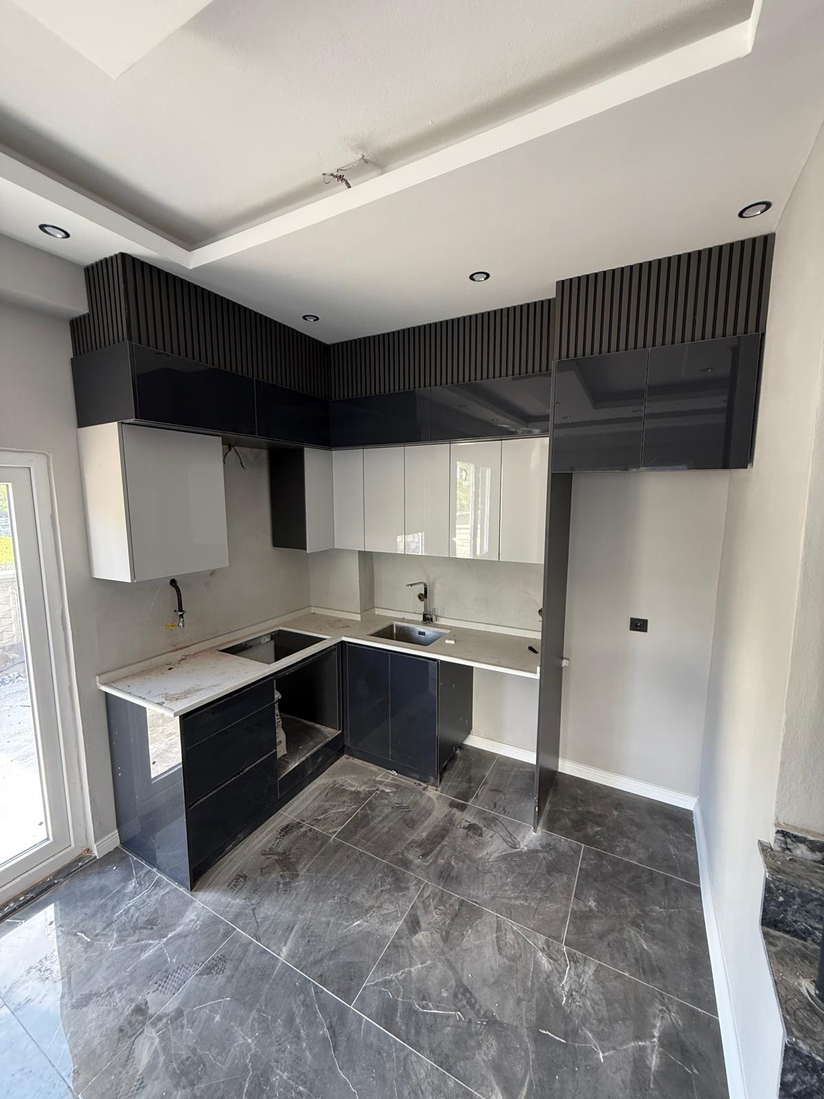 ÖN CEPHE, GENİŞ BİNA-BAHÇE ALANLI, LÜKS DİZAYN, YERDEN ISITMA 3+1 TRİPLEKS VİLLA! KOCAALİ ALANDERE MH