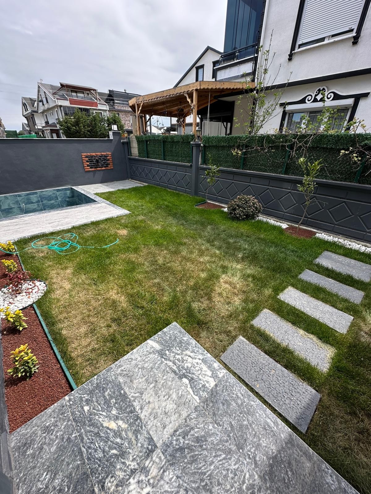 HAVUZLU, LÜKS DİZAYN, DENİZE 50M, TAŞ KONSEPT, EBEVEYN BANYOLU 3+1 TRİPLEKS VİLLA! KOCAALİ ALANDERE MH 