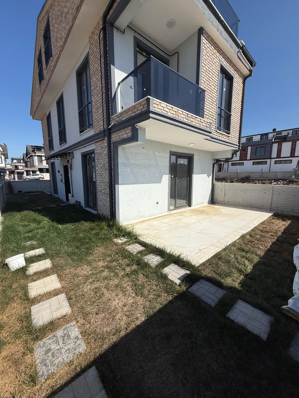 180m2 ARSA İÇİNDE, TAM BAĞIMSIZ MÜSTAKİL! HAVUZLU, KENDİNE GARAJLI 5+1 TRİPLEKS VİLLA! KOCAALİ ALANDERE MH