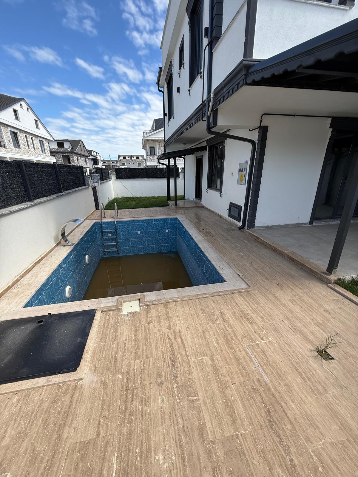 ULTRA GENİŞ BAHÇE, HAVUZLU, KÖŞE PARSEL, MERKEZ PLAJ 3+1 TRİPLEKS VİLLA! KOCAALİ YAYLA MH