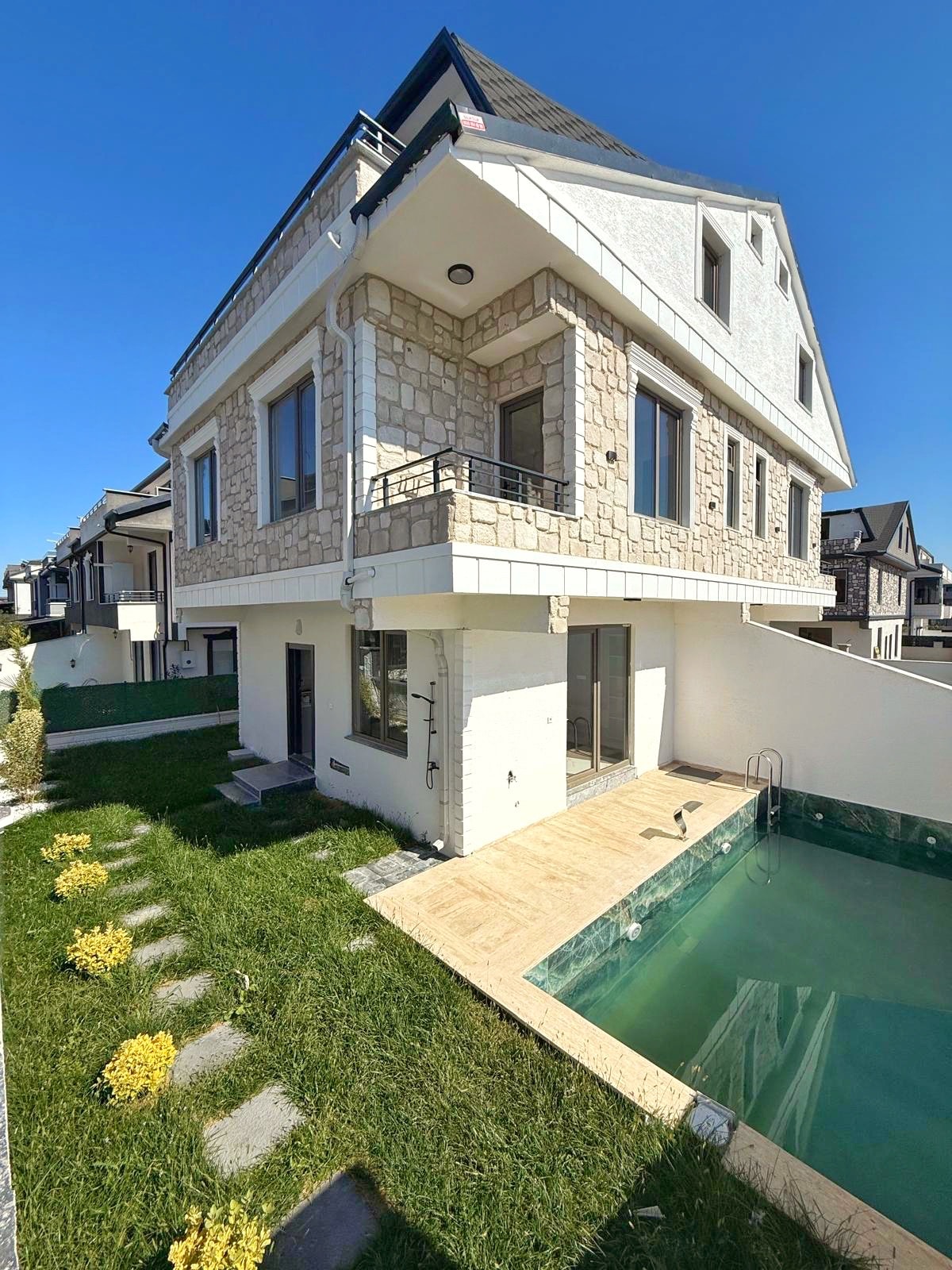 MERKEZ PLAJ, ULTRA GENİŞ BAHÇE, HAVUZLU, EBEVEYN BANYOLU, ALAÇATI TAŞ KONSEPT 4+1 TRİPLEKS VİLLA! KOCAALİ YAYLA MH