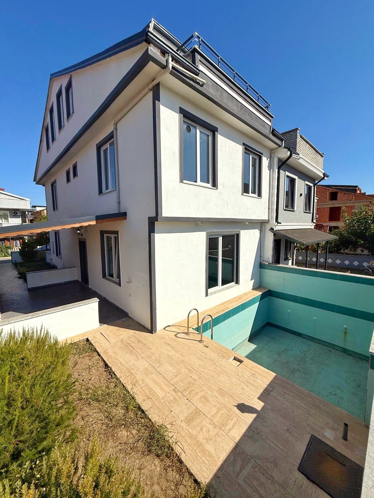 HAVUZLU, VERANDALI, EBEVEYN BANYOLU, PLAJA 180METRE 3+1 TRİPLEKS VİLLA! KOCAALİ ALANDERE MH