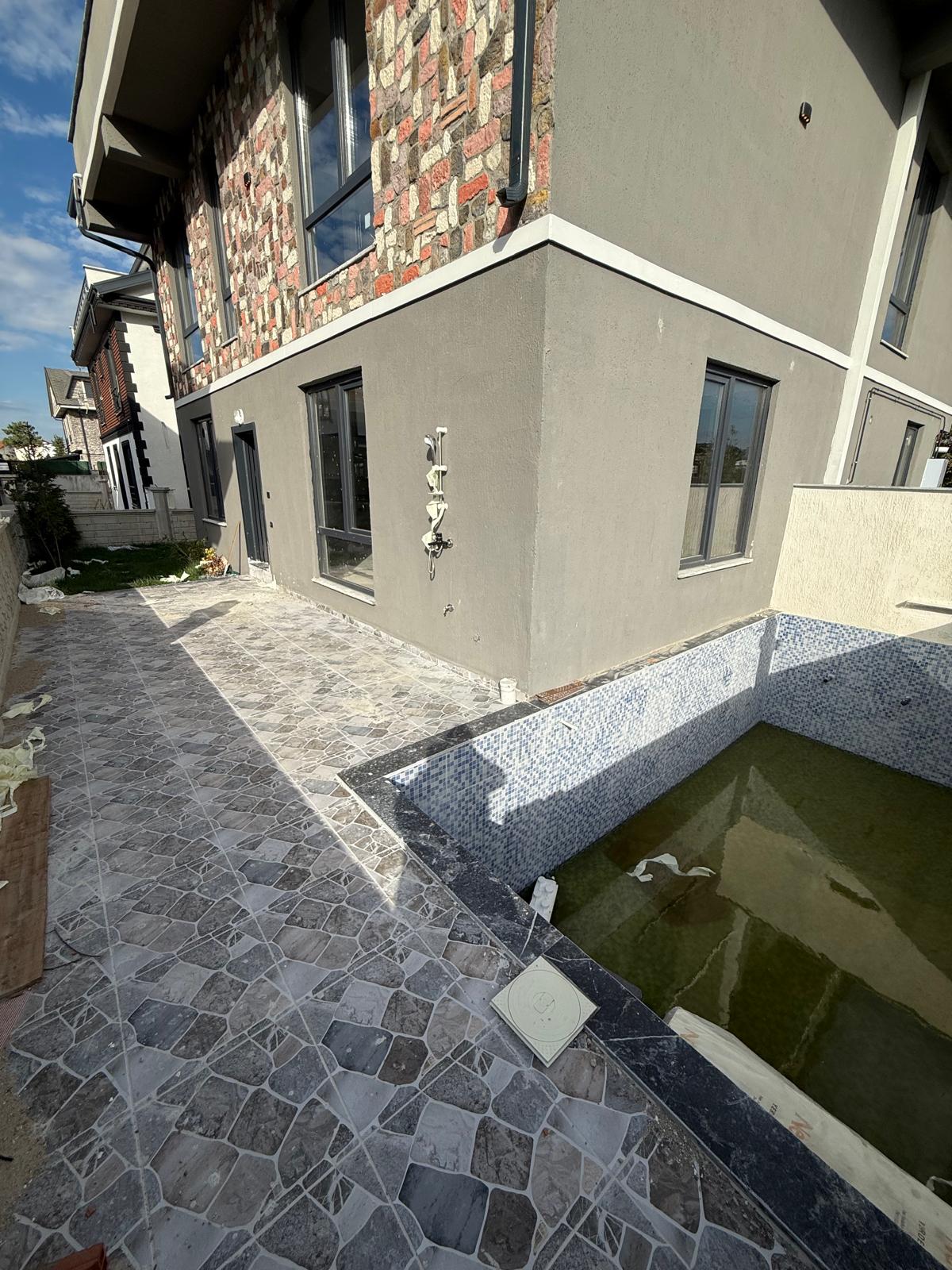 MERKEZ PLAJ, ULTRA GENİŞ BAHÇE-BİNA ALANLI, HAVUZLU  4+1 TRİPLEKS VİLLA! KOCAALİ YAYLA MH