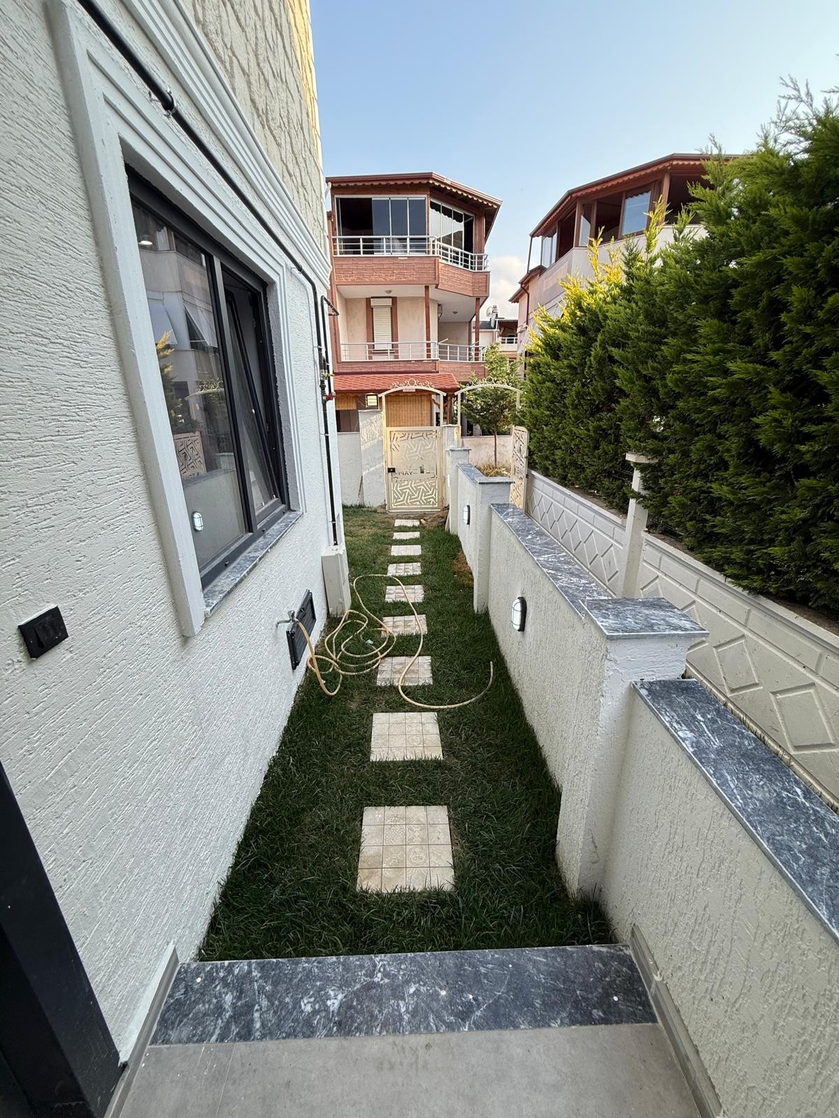 ALAÇATI TAŞ KONSEPT, MERKEZ PLAJ, EBEVEYN BANYO, YERDEN ISITMA, ÖN CEPHE  3+1 TRİPLEKS VİLLA! KOCAALİ YALI MH