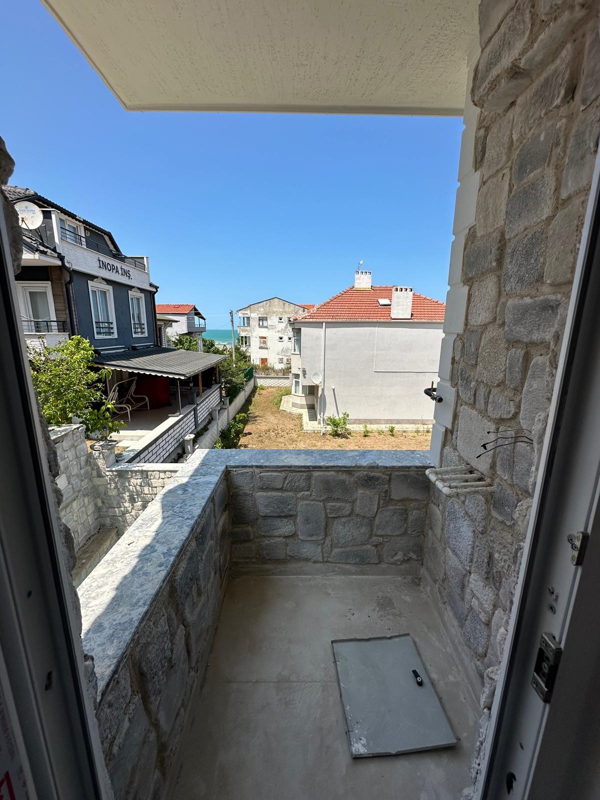 ALAÇATI TAŞ KONSEPT, DENİZ MANZARALI, MERKEZ PLAJ, HAVUZLU, EBEVEYN BANYOLU 3+1 TRİPLEKS VİLLA! KOCAALİ YALI MH