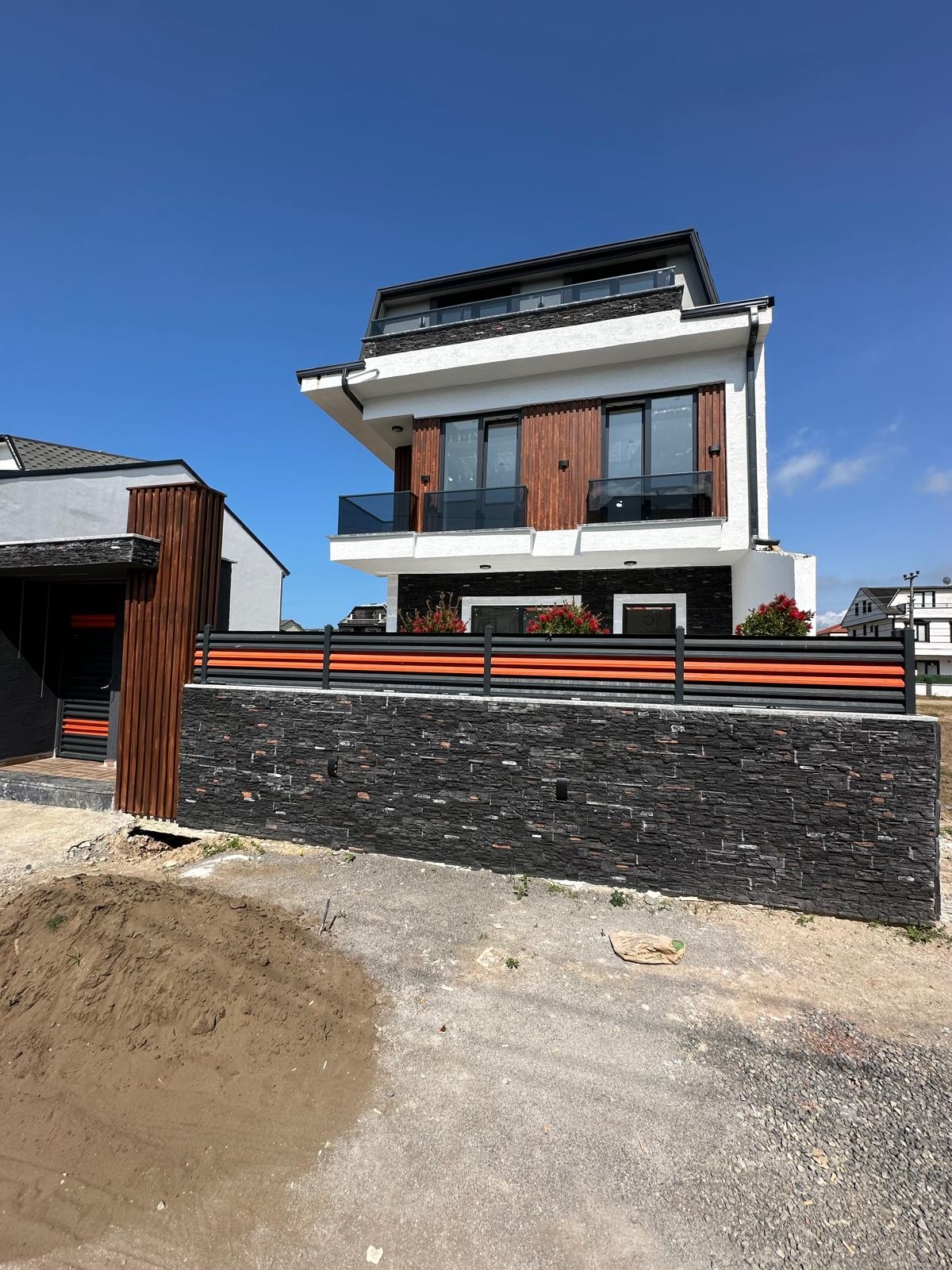 LÜKS DİZAYN, EBEVEYN BANYOLU, YERDEN ISITMA, ÖN CEPHE 4+1 TRİPLEKS VİLLA! KOCAALİ ALANDERE MH