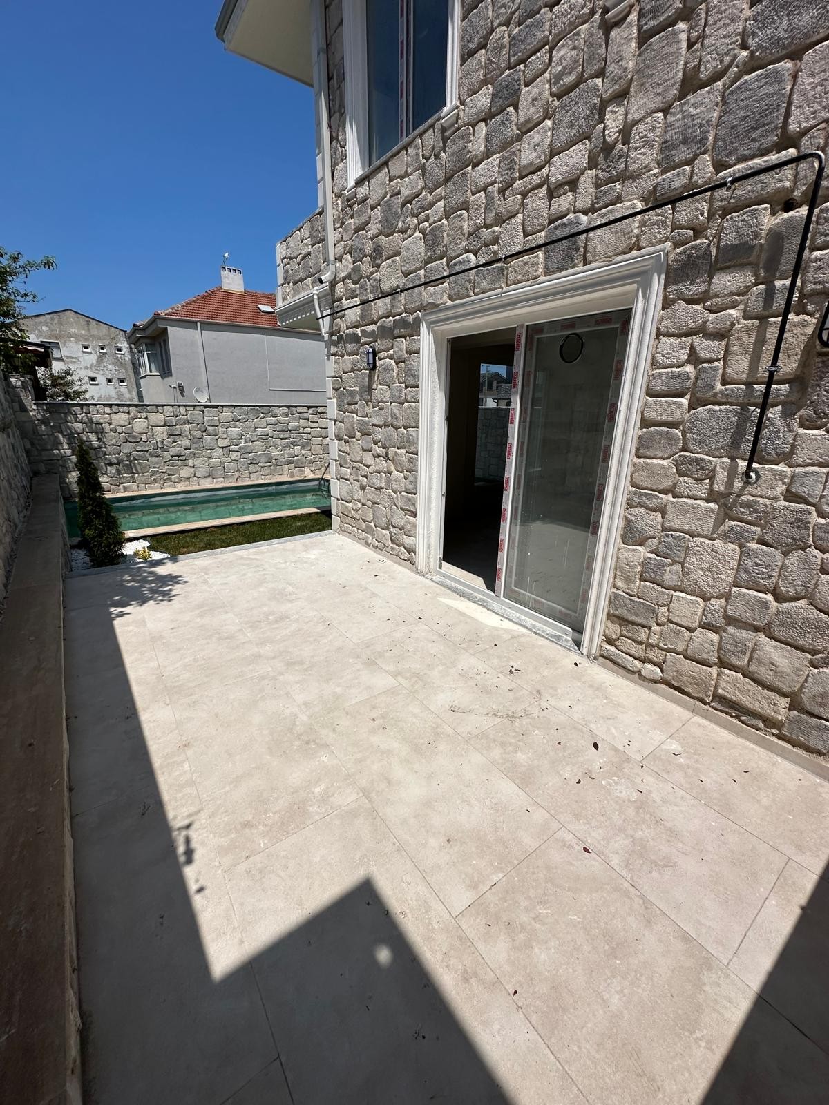 ALAÇATI TAŞ KONSEPT, DENİZ MANZARALI, MERKEZ PLAJ, HAVUZLU, EBEVEYN BANYOLU 3+1 TRİPLEKS VİLLA! KOCAALİ YALI MH