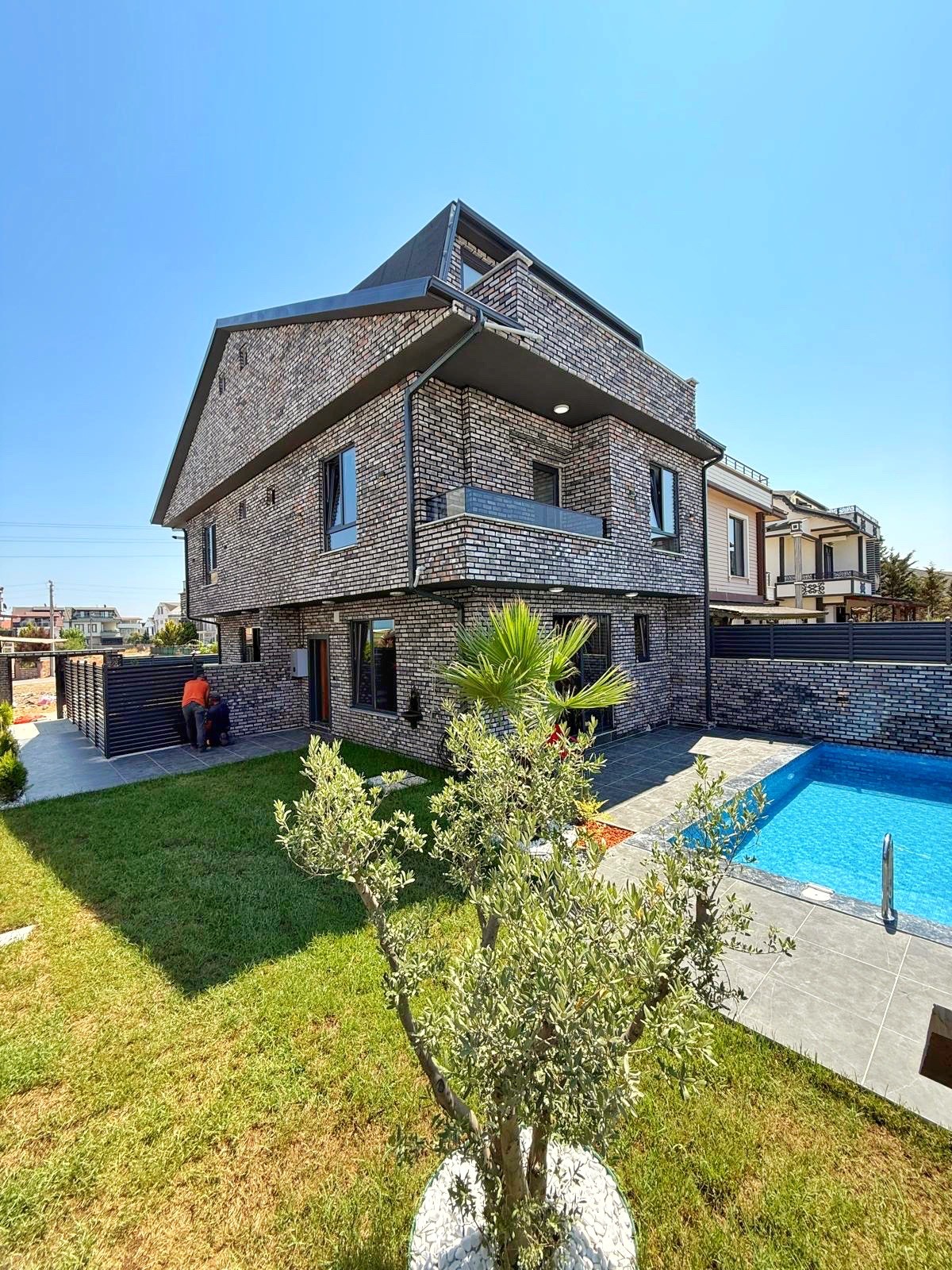 ULTRA GENİŞ BAHÇE, MERKEZ PLAJ, 145m2 KENDİNE AİT ARSASI, TAŞ KONSEPT, HAVUZLU 4+1 TRİPLEKS VİLLA! KOCAALİ YALI MH