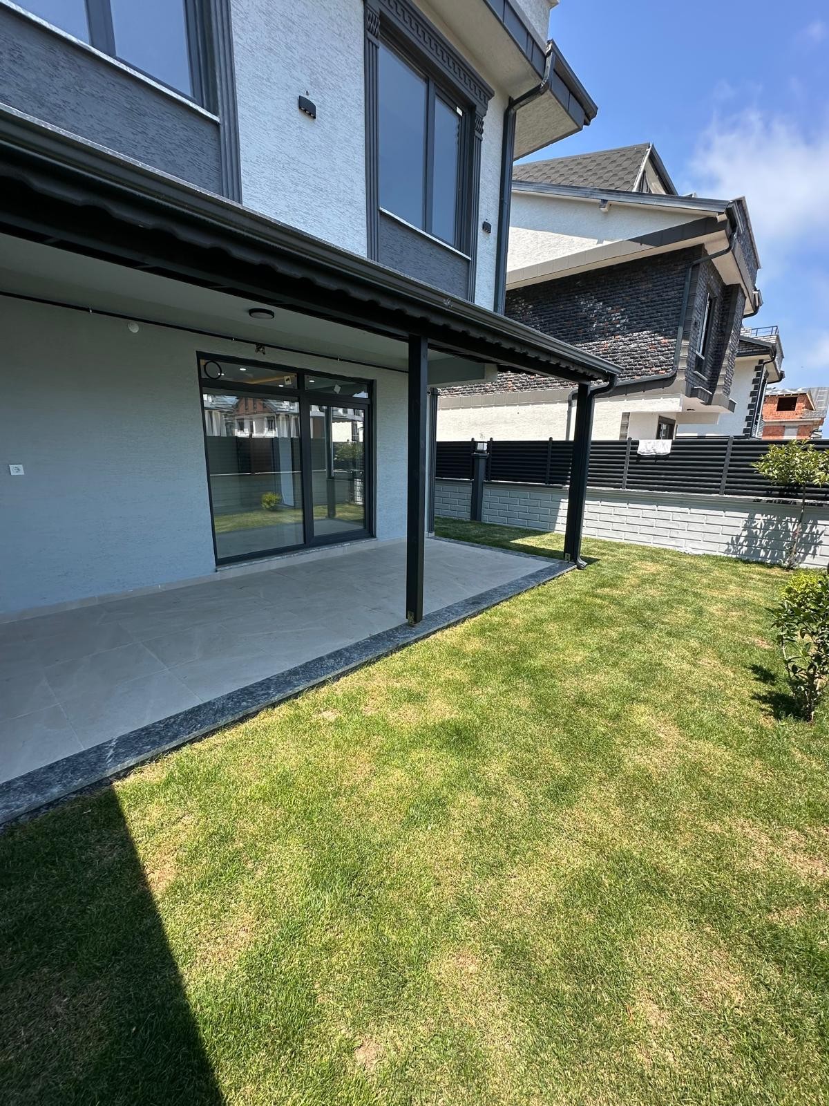 ARKA CEPHE, BAĞIMSIZ MÜSTAKİL GİRİŞ, VERANDALI, YERDEN ISITMA  3+1 TRİPLEKS VİLLA! KOCAALİ ALANDERE MH